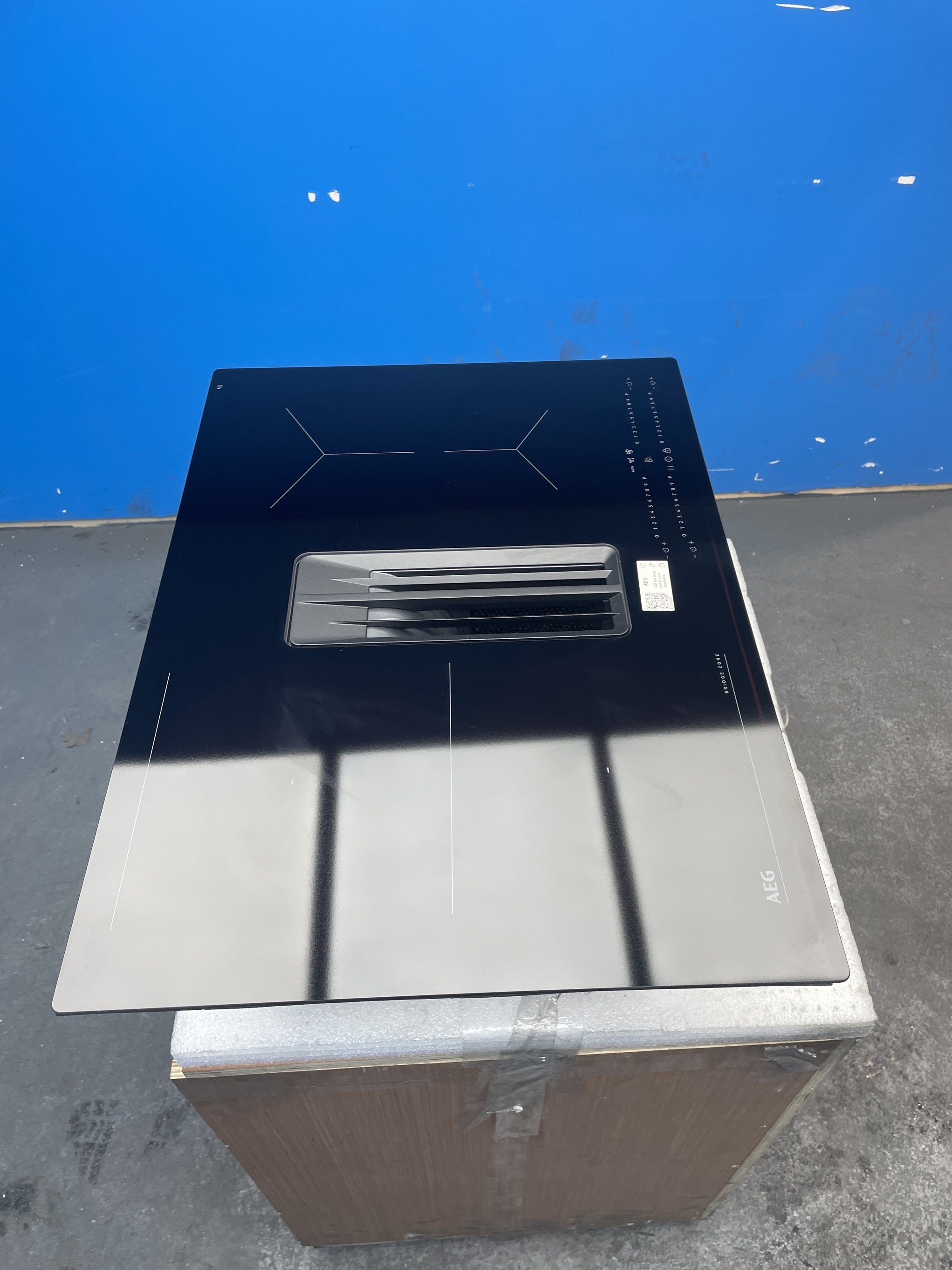 #GRC-154-146 - AEG Series 6000 TCH74B01CB 70cm Hob2Hood Venting Induction Hob