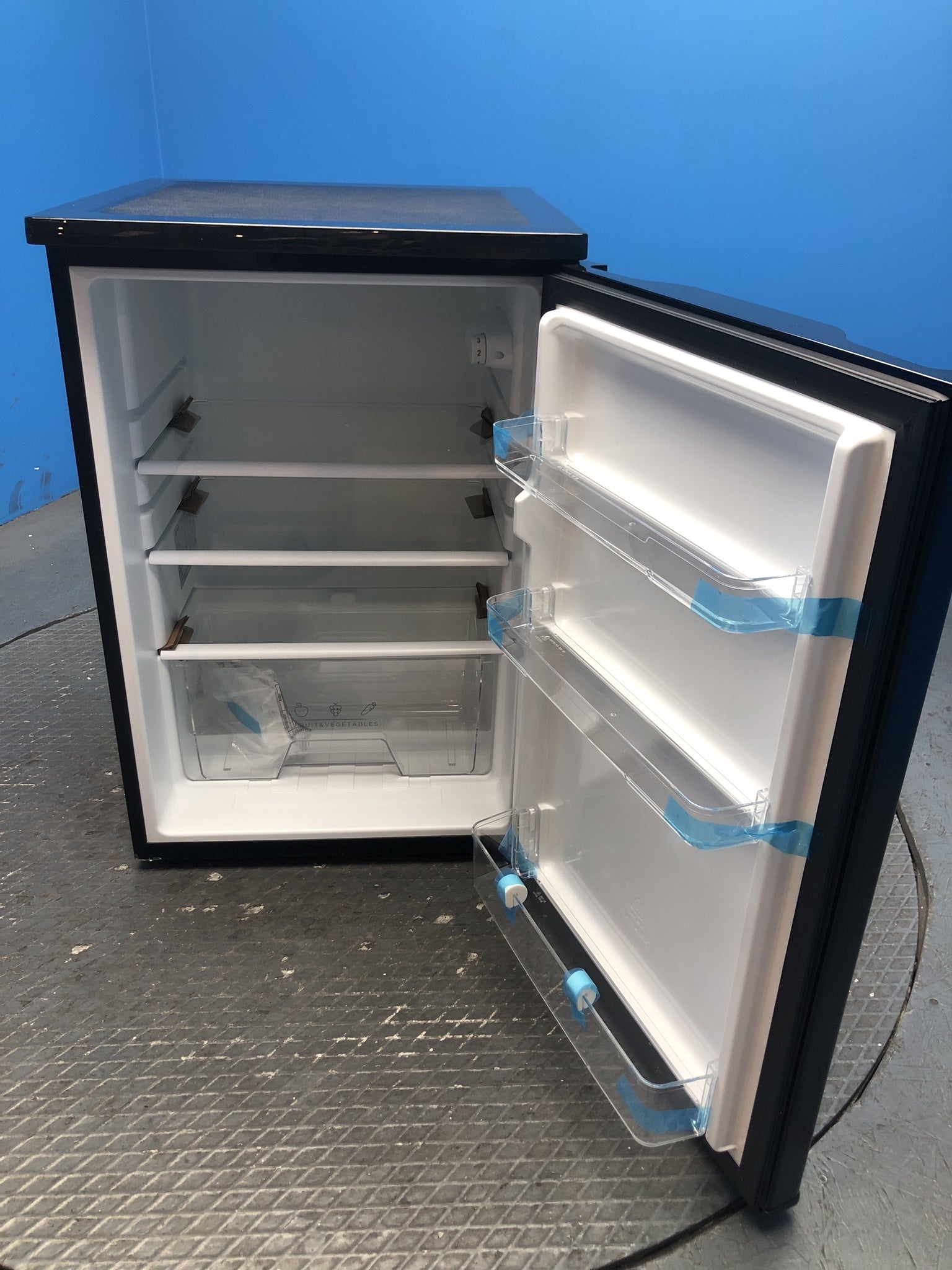 Igenix IG255B 136 Litre Under Counter Fridge