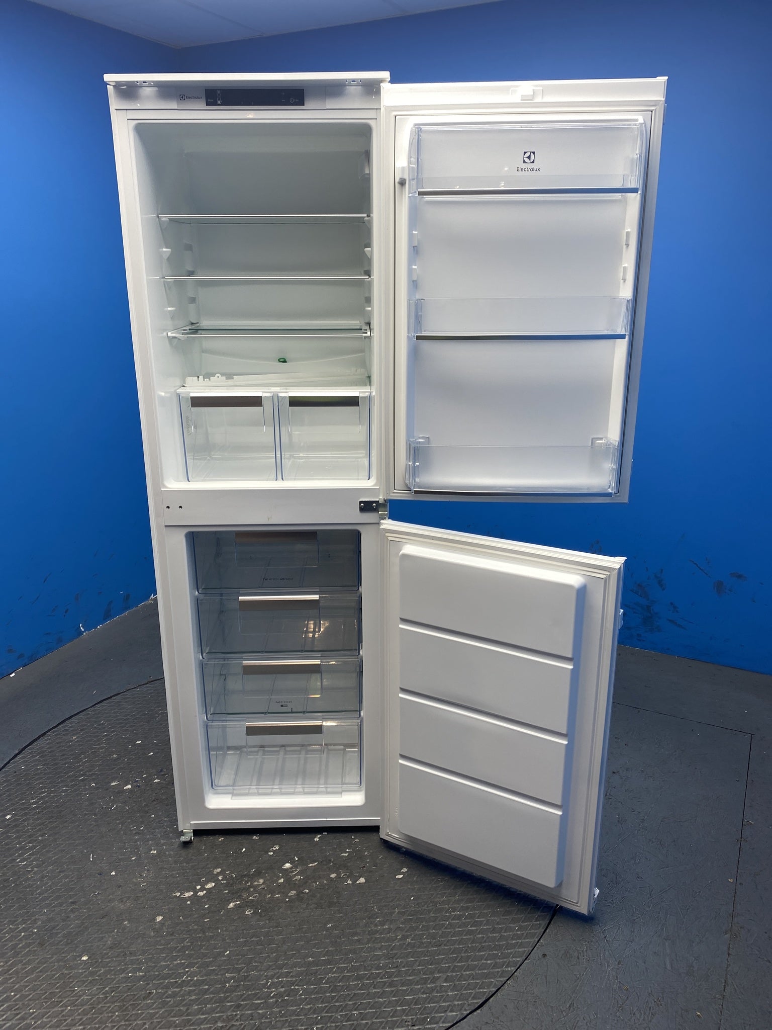 Electrolux ENN2743AOV Frost Free Integrated 50/50 Fridge Freezer