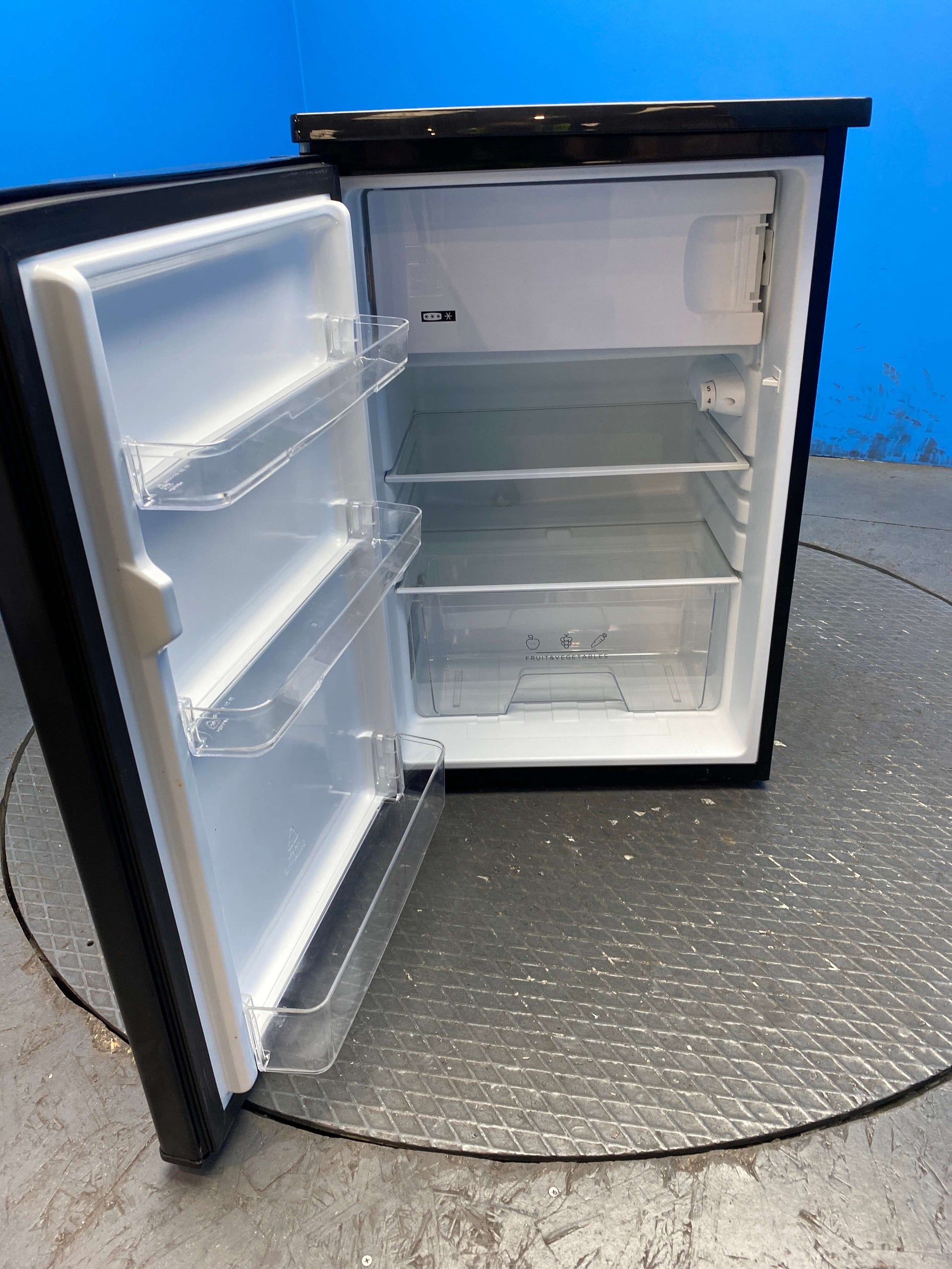 Igenix IG155B 109 Litre Under Counter Fridge with Ice Box