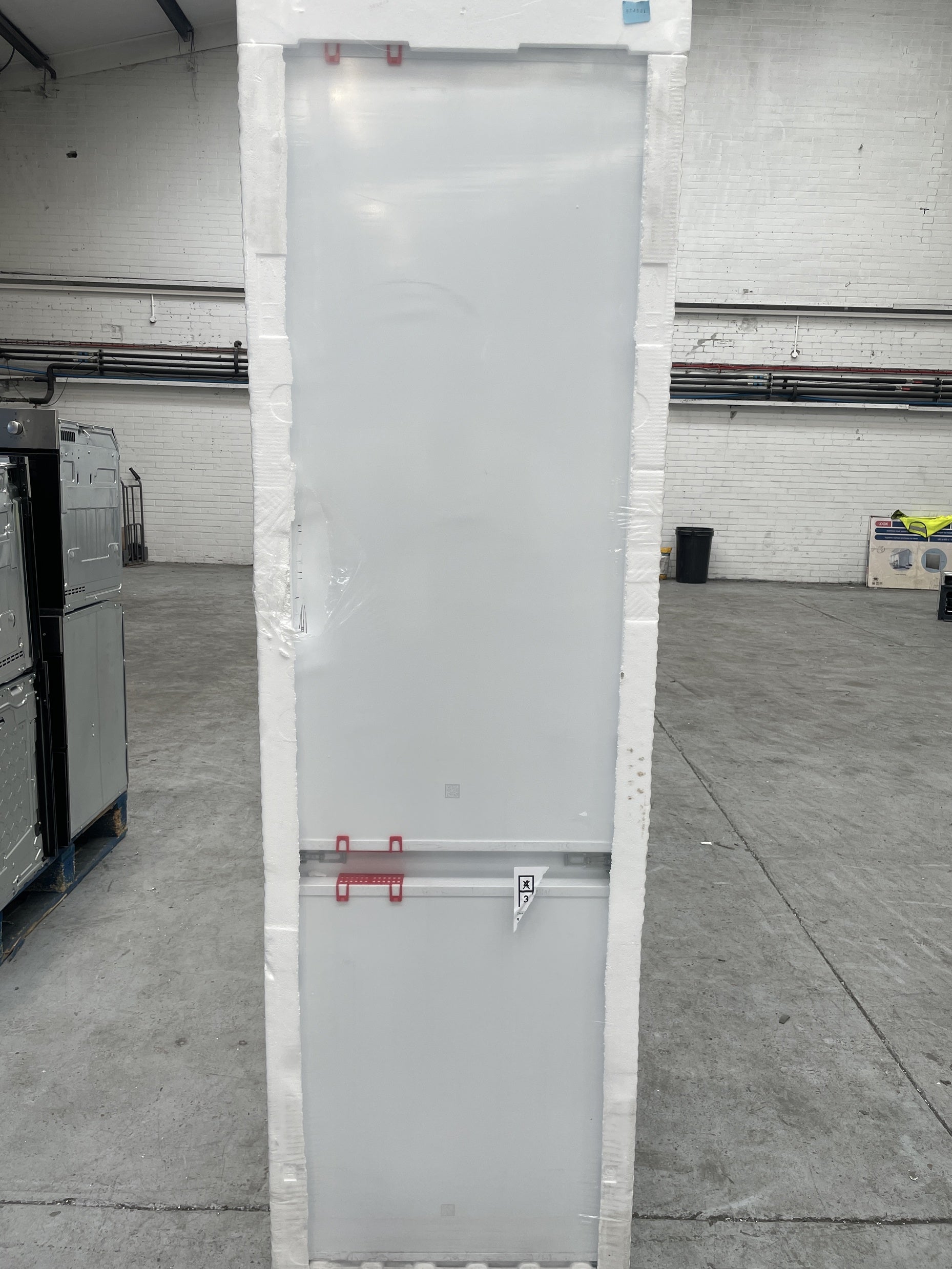#GRC-158-320 - AEG 8000 Series NSC8M191DS Integrated Fridge Freezer