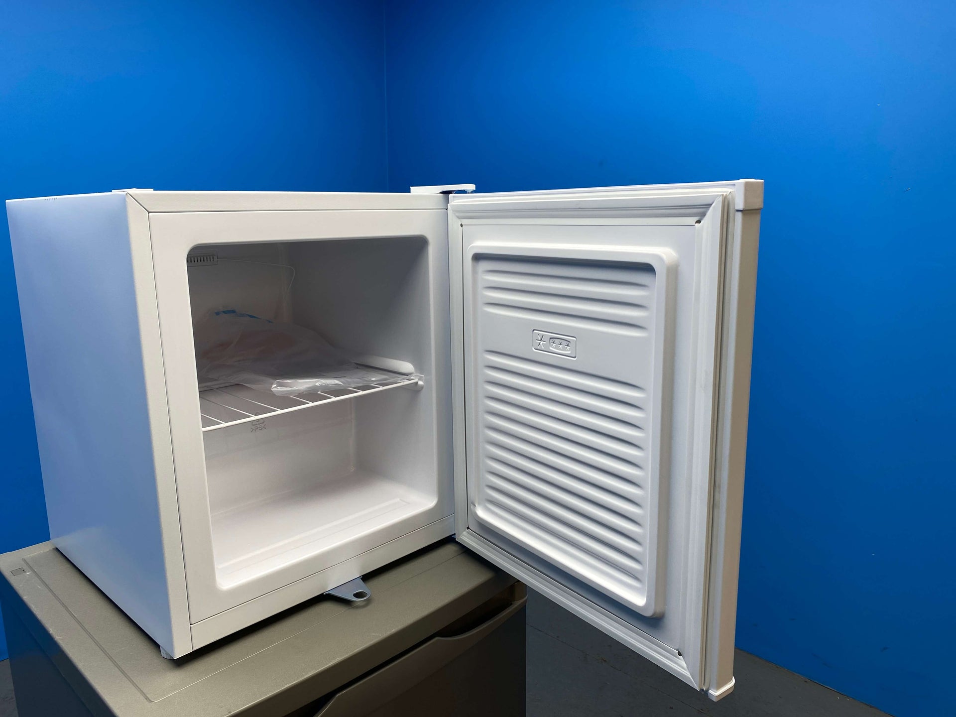 Prodex PX3751W 33 Litre Table Top Mini Freezer