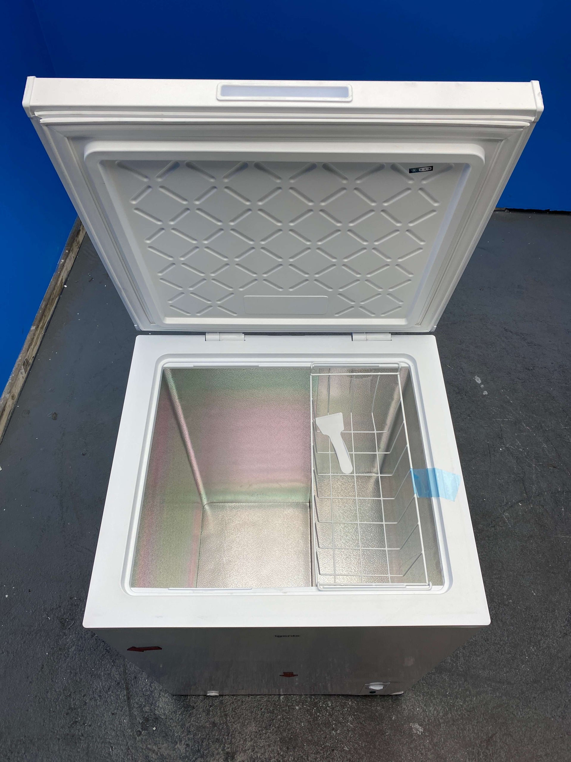 Igenix IGCF0150W 142 Litre Freestanding Chest Freezer