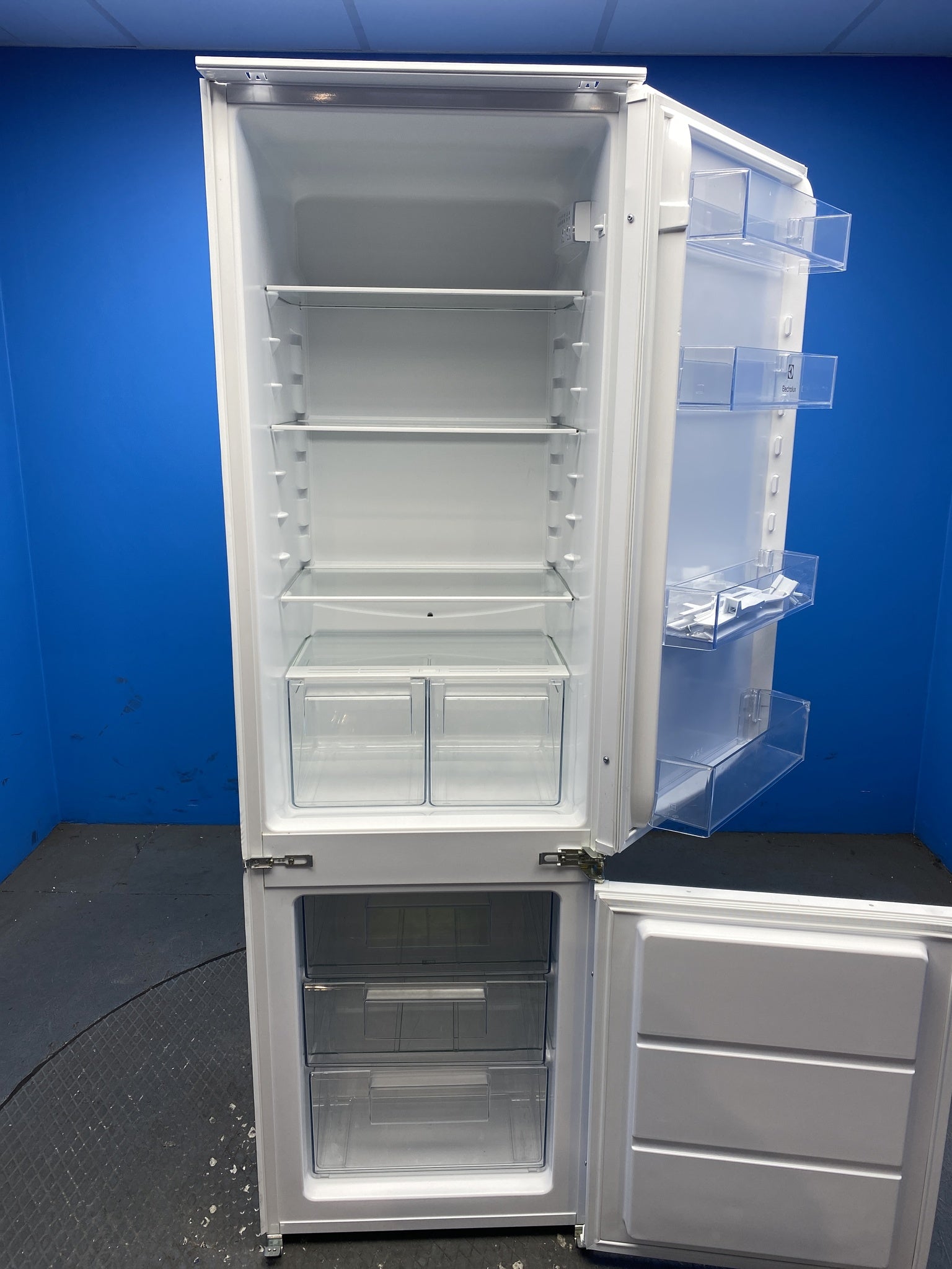 AEG LNS5LE18S 70/30 Integrated Low Frost Fridge Freezer