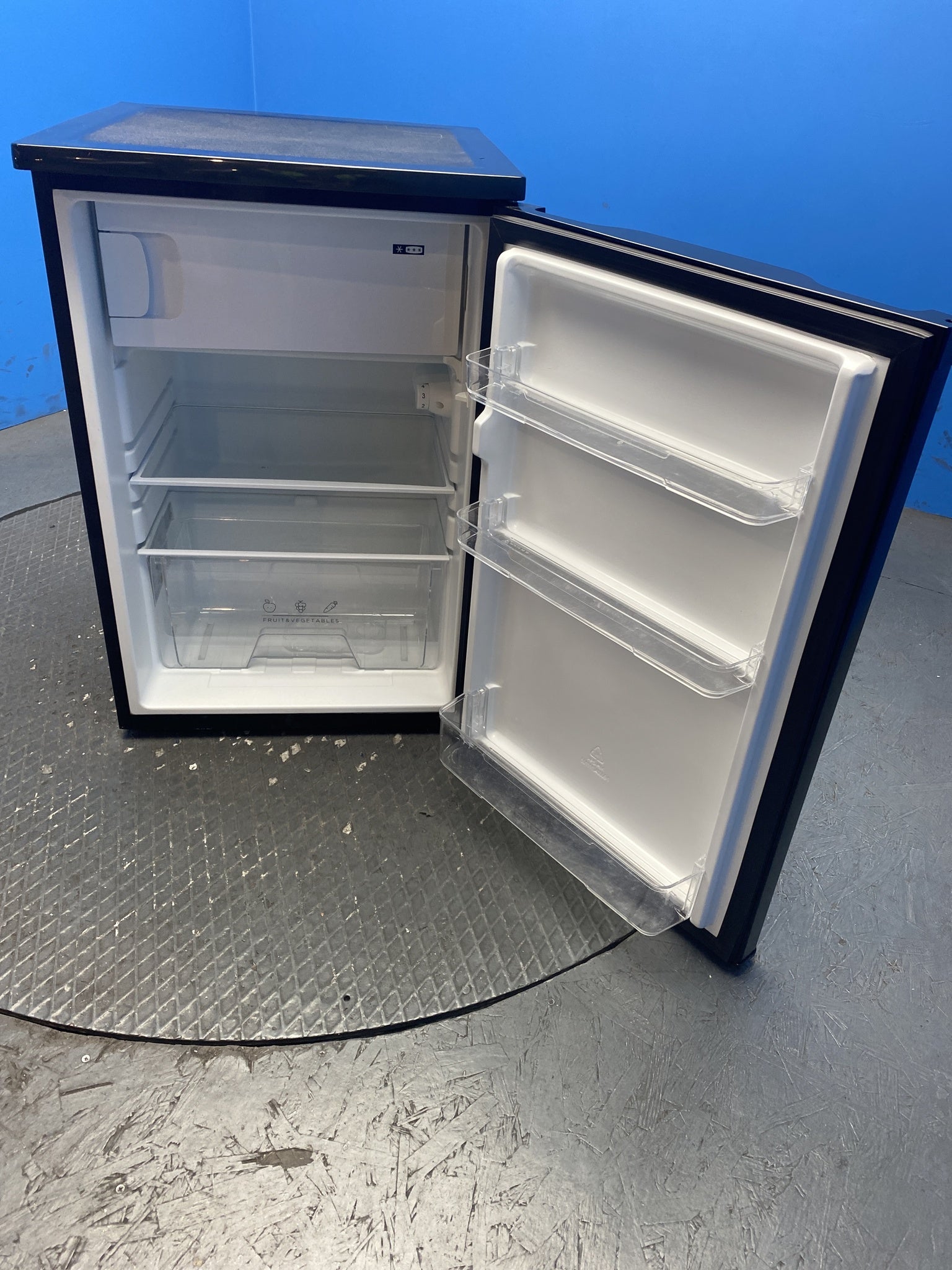 Igenix IG155B 109 Litre Under Counter Fridge with Ice Box