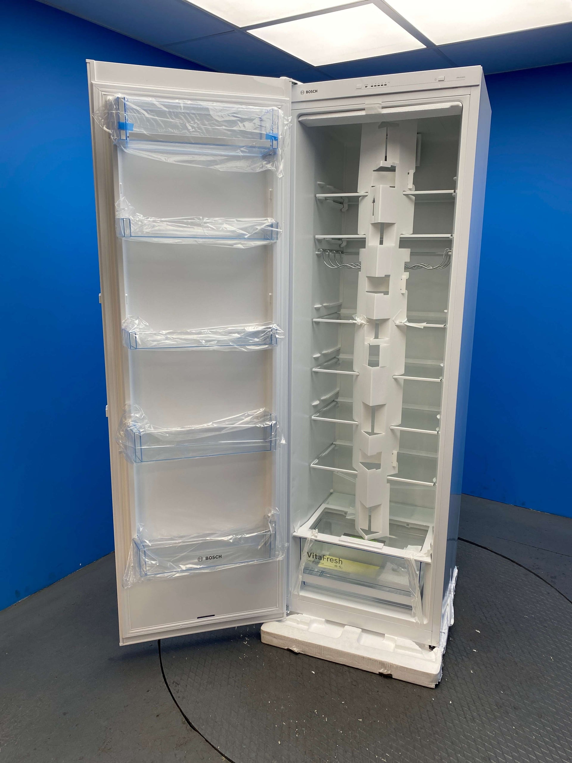 Bosch KSV36VWEPG Series 4 346L Tall Larder Fridge