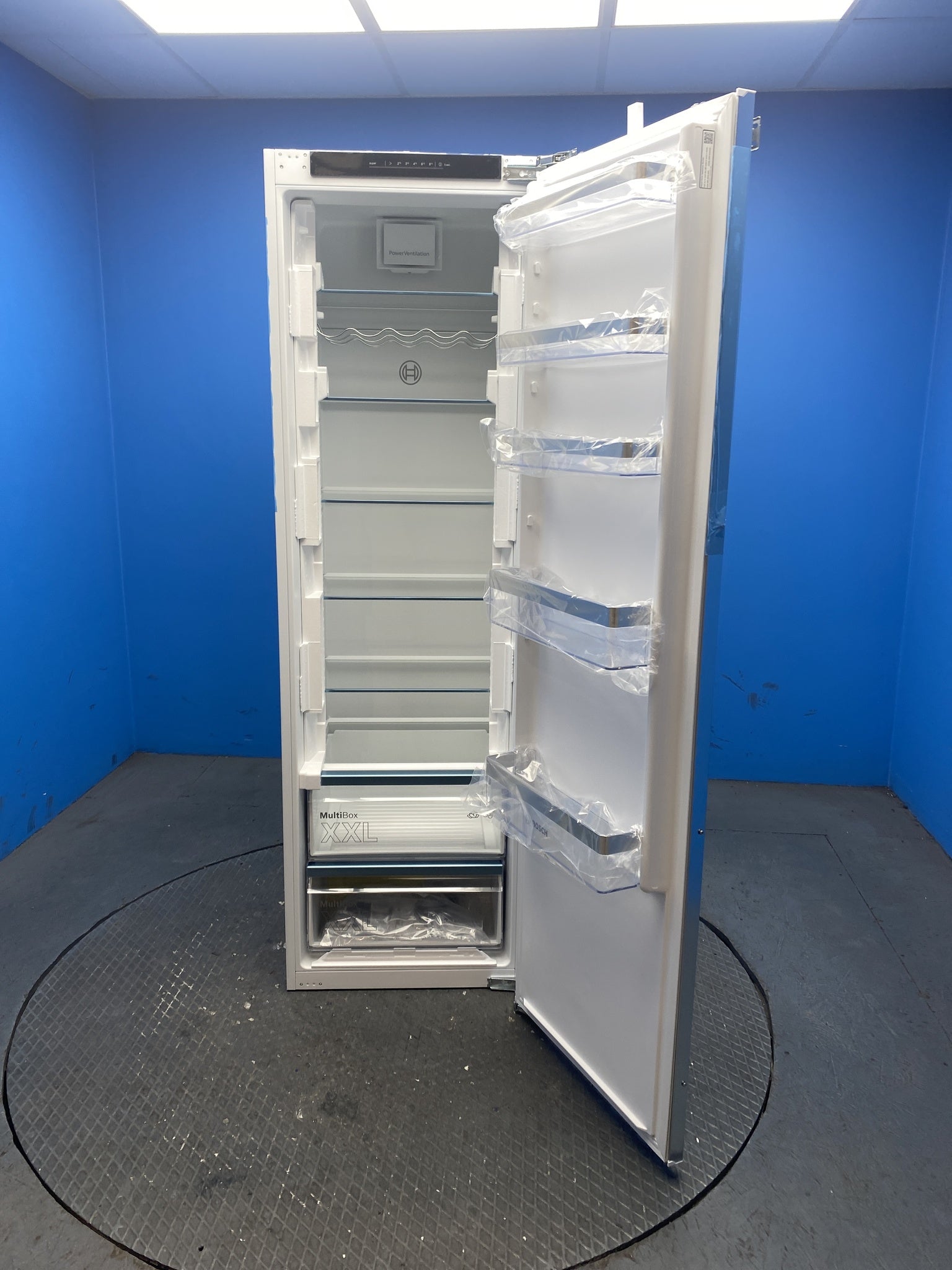 Bosch 310L Integrated Tall Fridge with MultiBox XXL