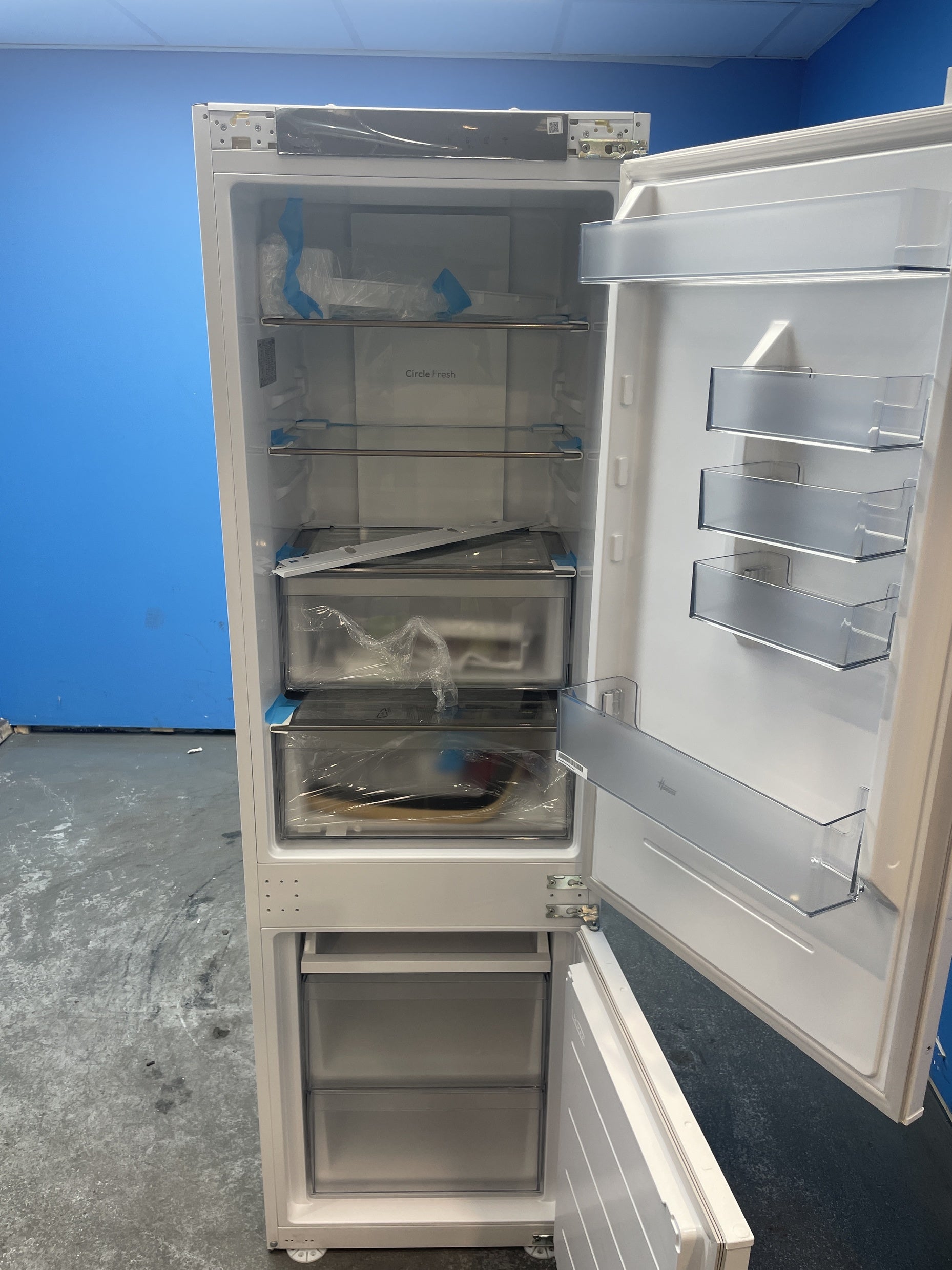 #GRC-163-409 - Hoover 54cm Integrated 70/30 Fridge Freezer – 251L, White