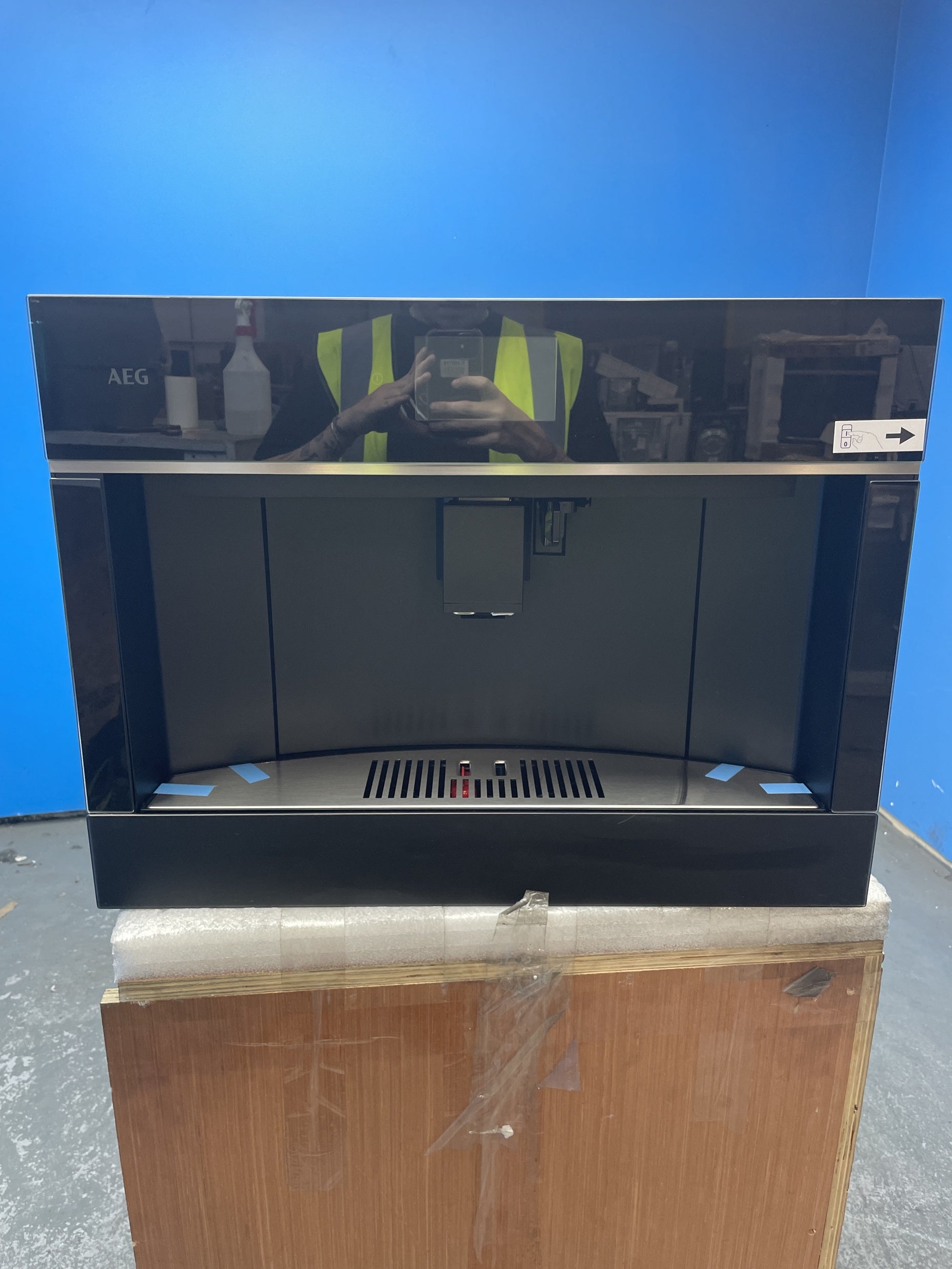#GRC-142-881 - AEG TC8NK7B 8000 Series Built-In Fully Automatic Coffee Machine