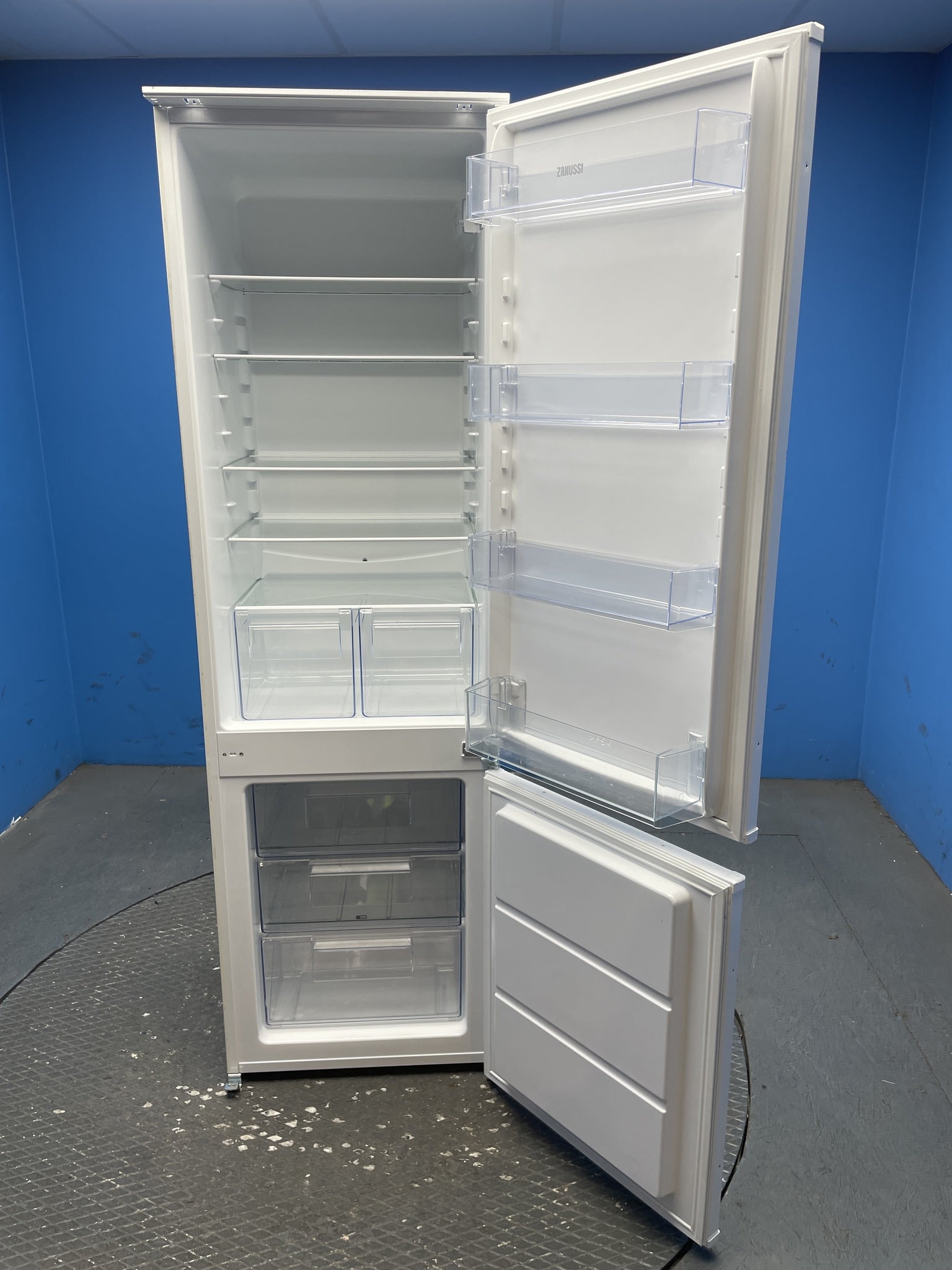 Zanussi ZNLK18ES3 70/30 Low Frost Integrated Fridge Freezer
