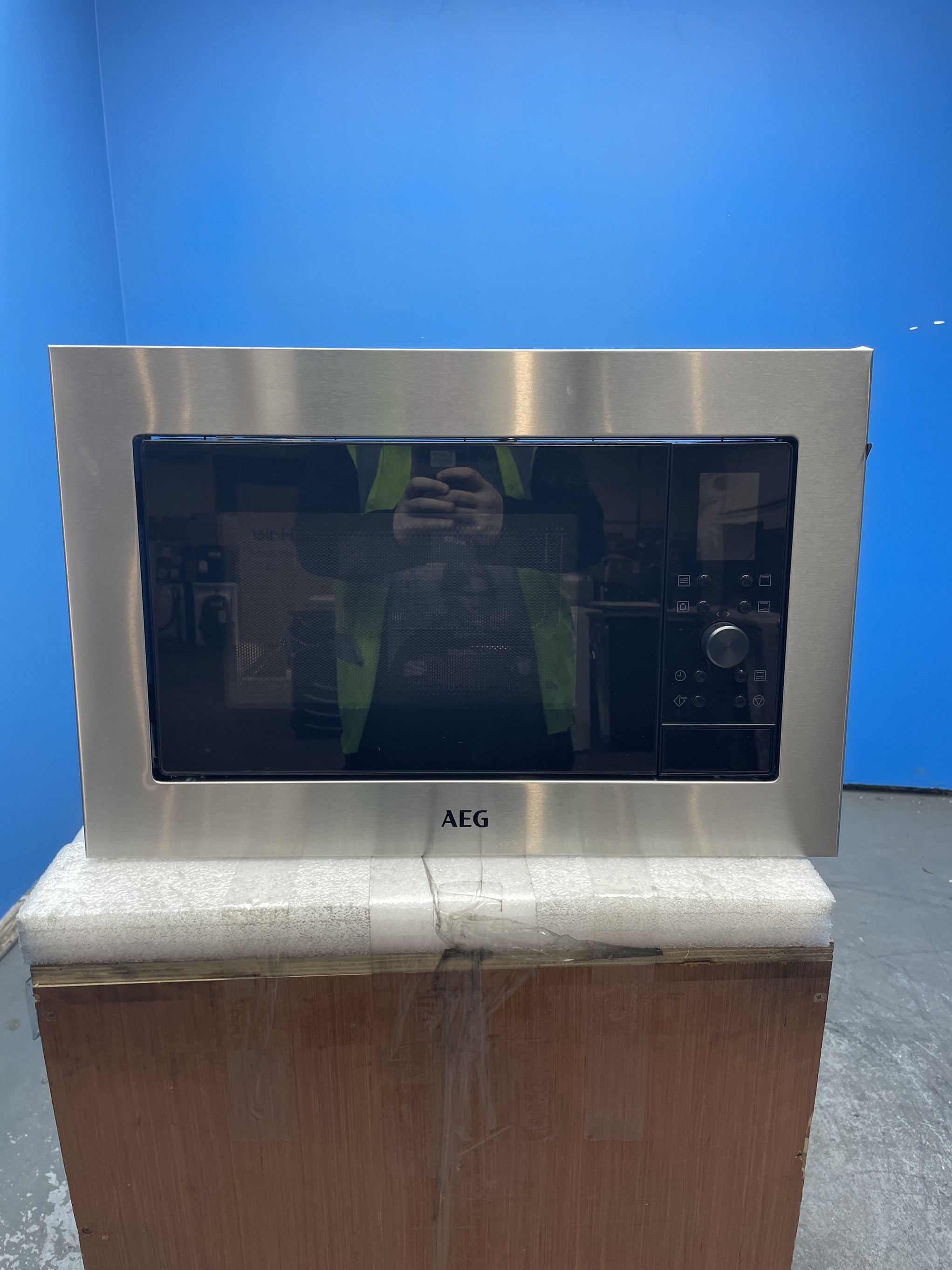 #GRC-156-002 - AEG MSE2527DM 6000 Integrated 900W Microwave with Grill