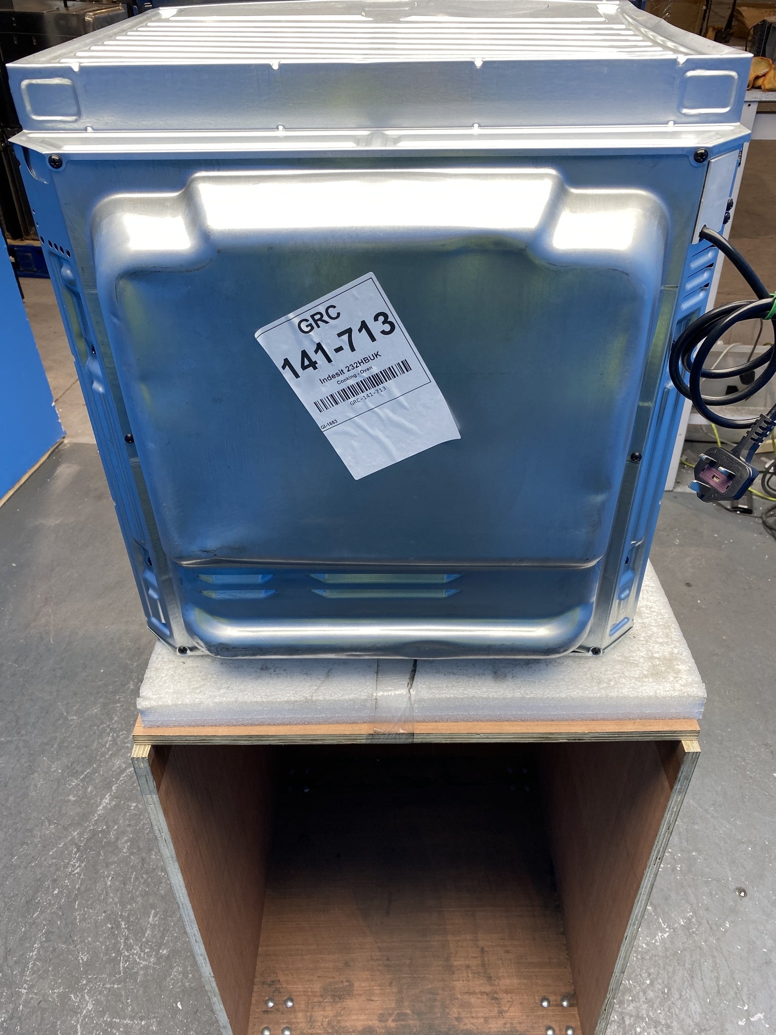 Indesit IO 232H B UK Built-in 71L Click and Clean Electric Oven