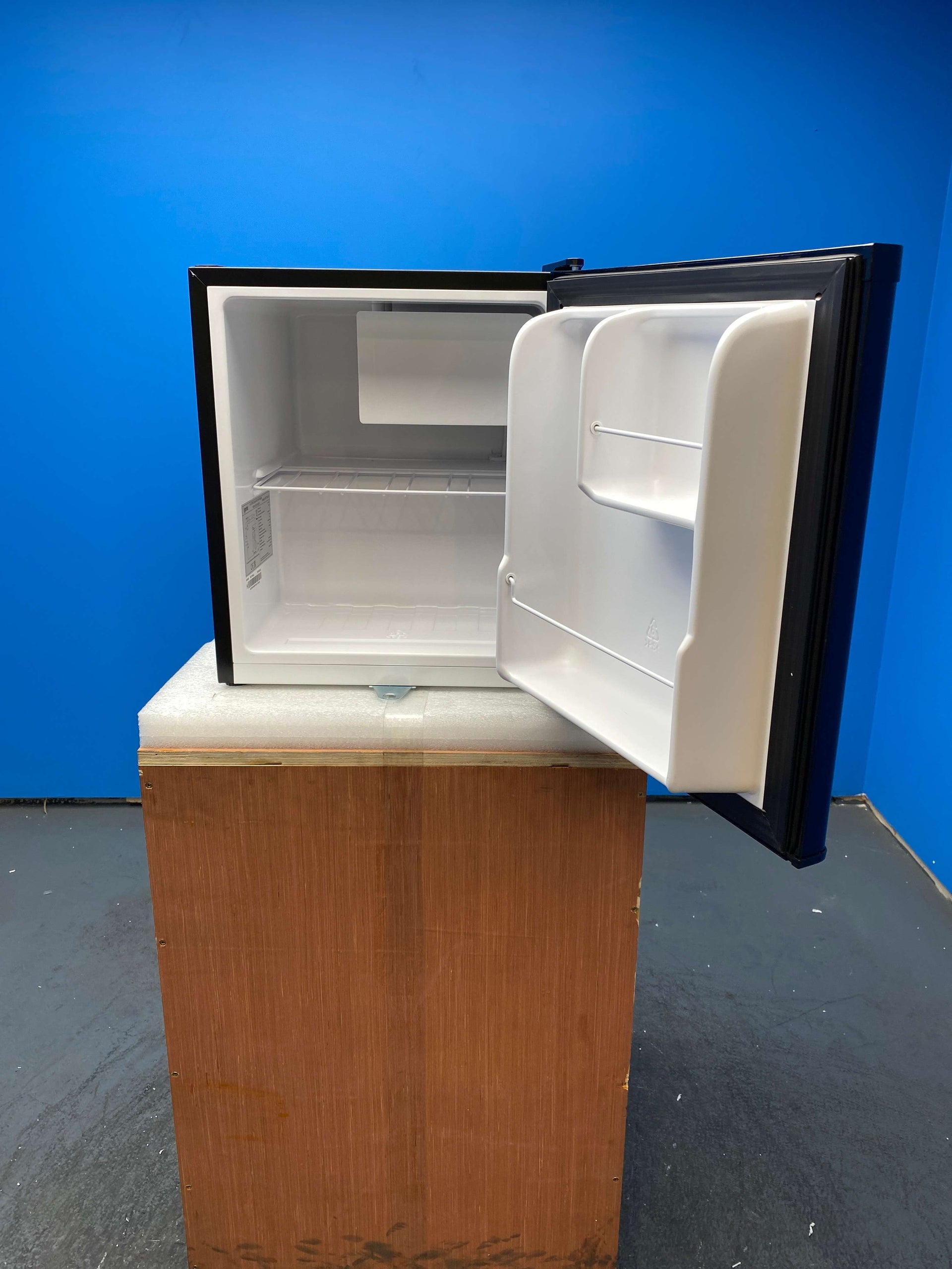 Igenix IG3711BL 47 Litre Lockable Table Top Mini Fridge