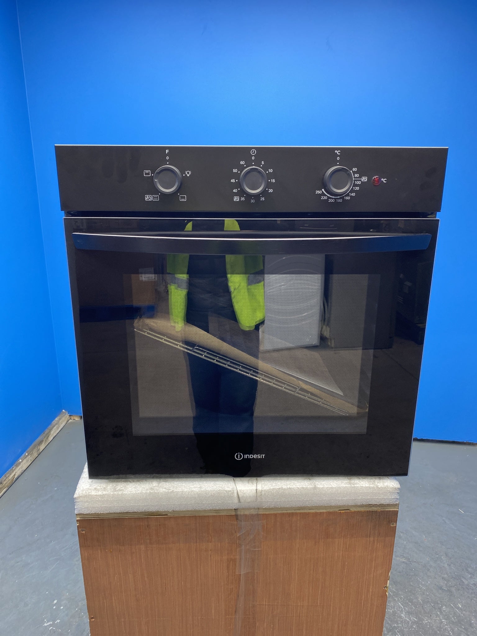 Indesit IO 232H B UK Built-in 71L Click and Clean Electric Oven