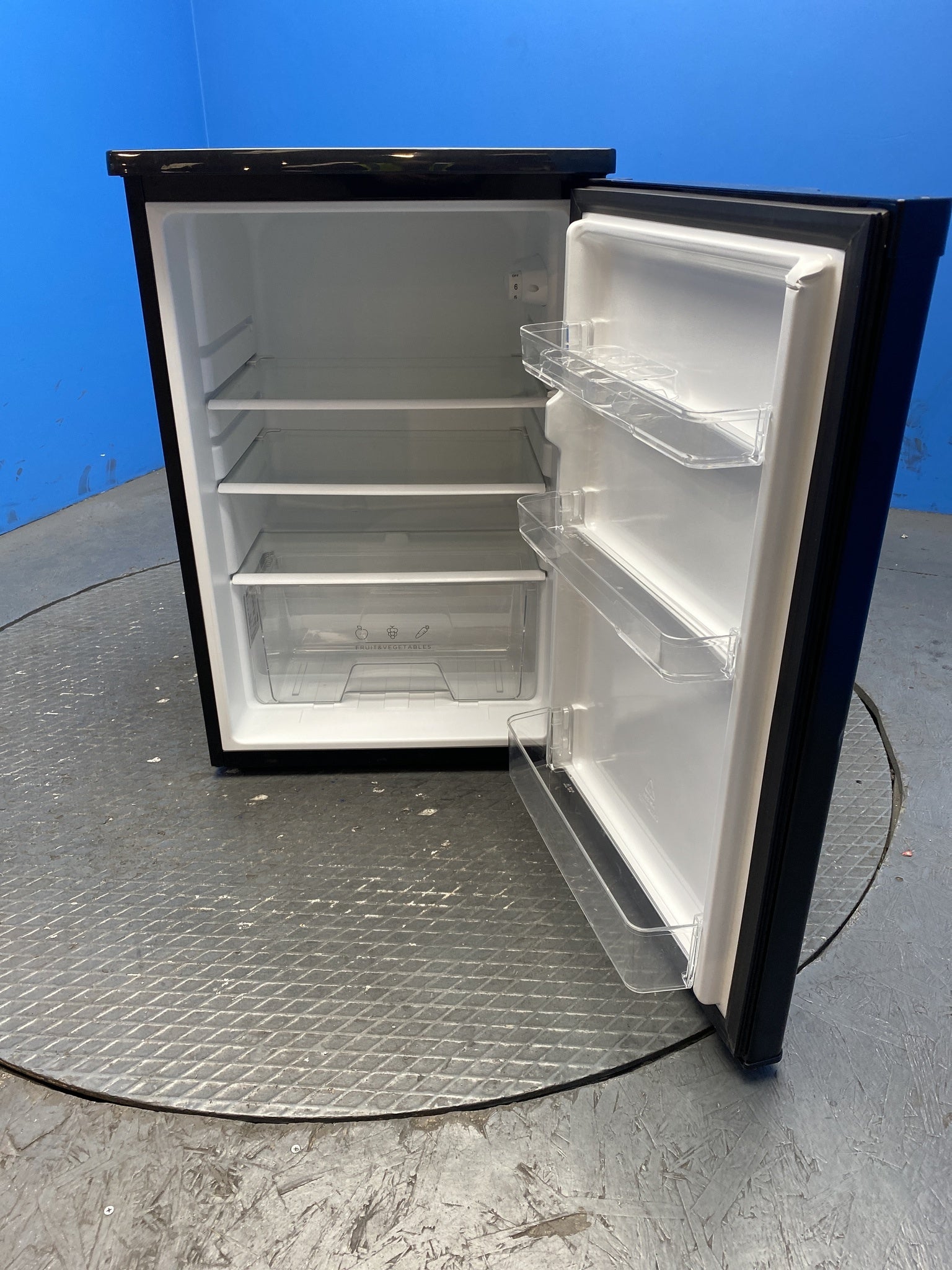 Igenix IG255B 136 Litre Under Counter Fridge