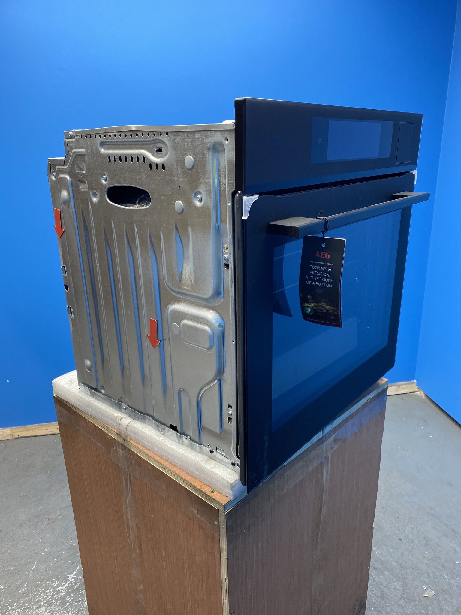 AEG PO9000ST 9000 Series 70 Litre Built-In SteamPro Oven