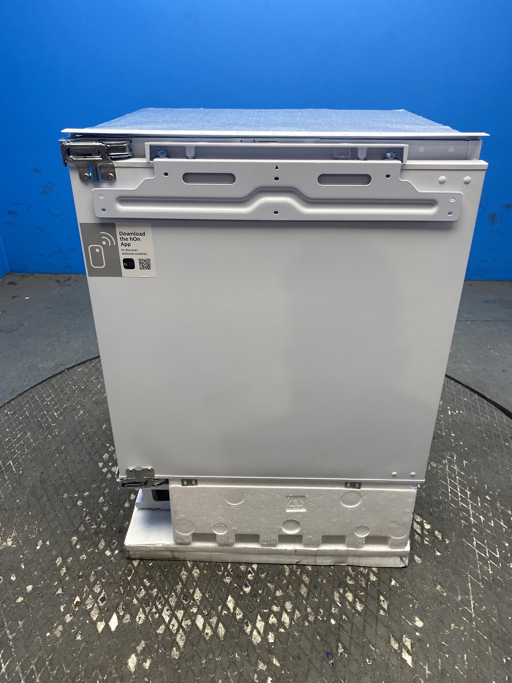 CUS68EWK Integrated 95 Litre Undercounter Freezer