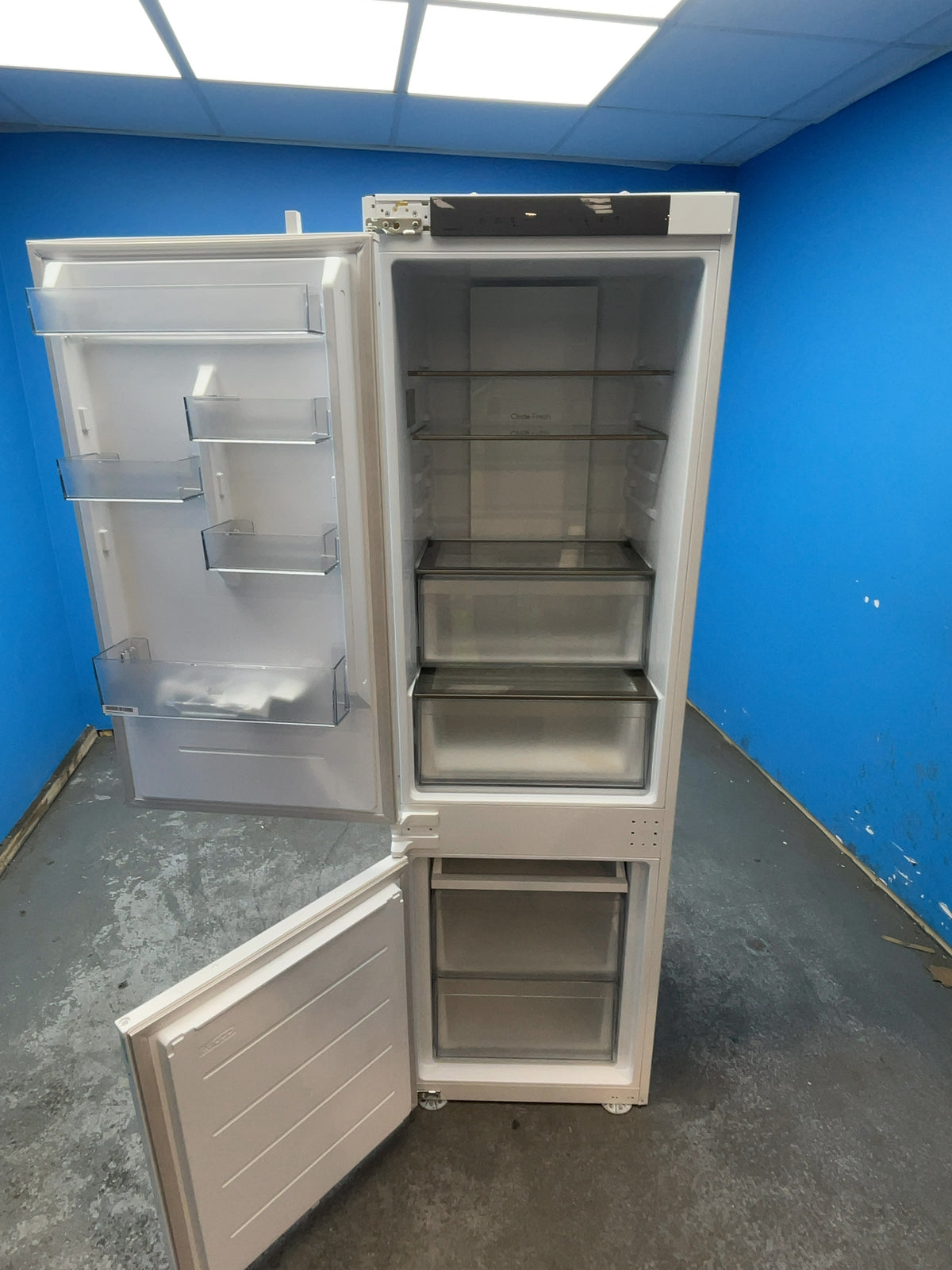 #GRC-163-409 - Hoover 54cm Integrated 70/30 Fridge Freezer – 251L, White