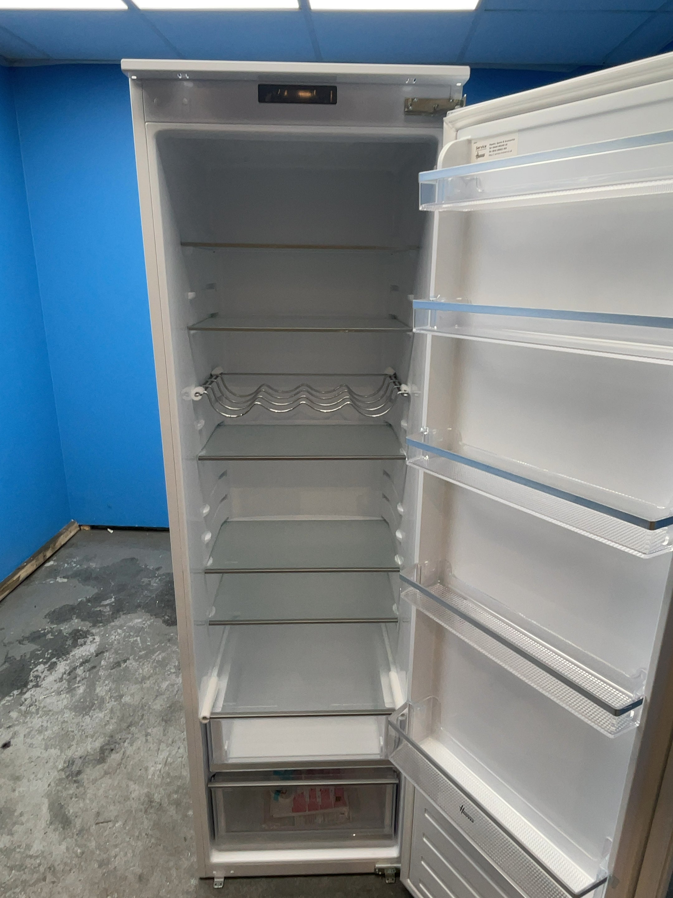 #GRC-164-084 - Hoover 54cm Integrated Tall Larder Fridge – 316L Capacity, 6 Adjustable Shelves