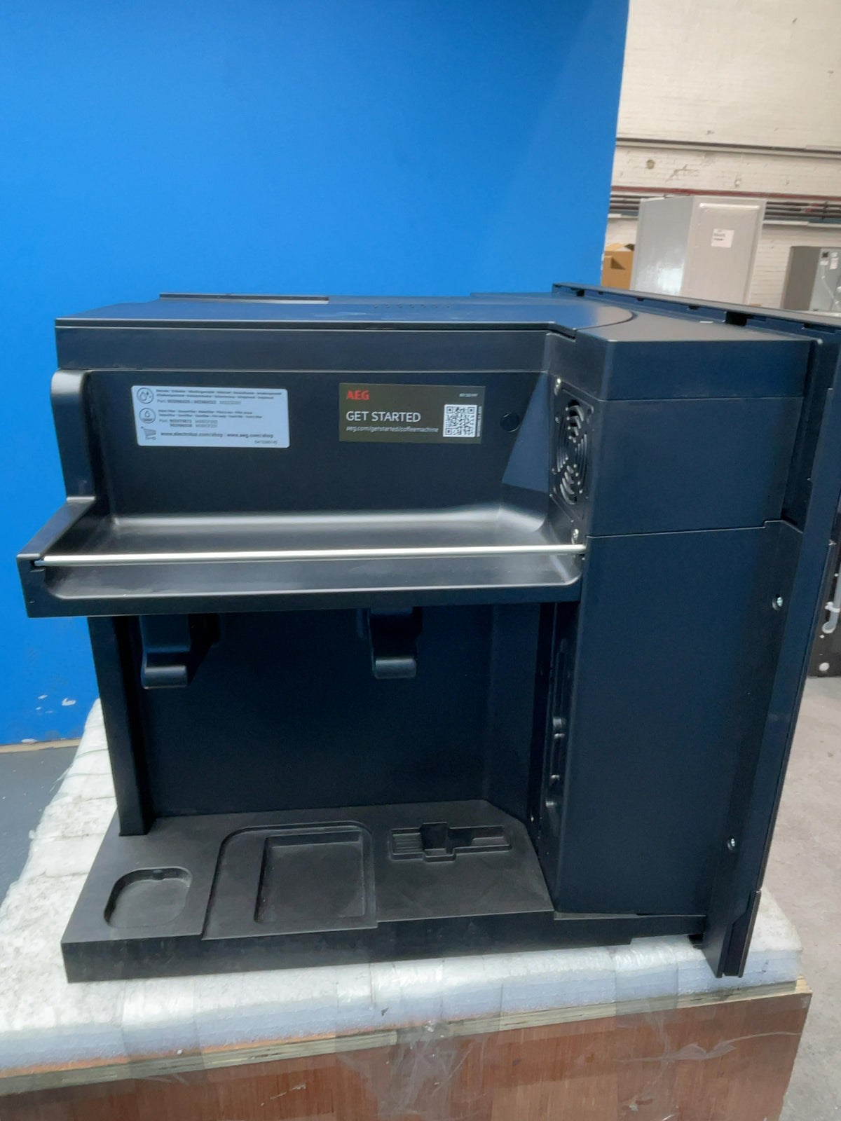#GRC-164-168 - AEG 9000 Built-In Coffee Machine – 2.5L Capacity, Touch+ Screen, Matte Black