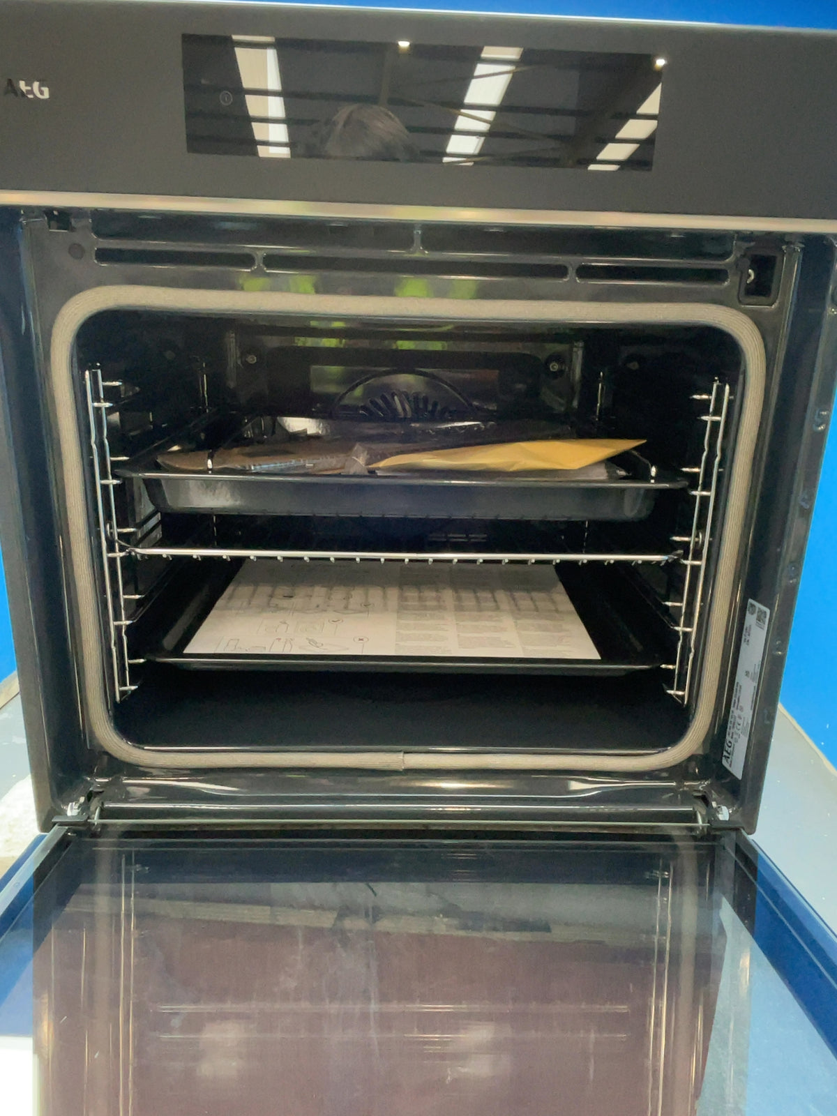 #GRC-164-185 - AEG 9000 ProAssist 71L Built-In Pyrolytic Single Oven – CookSmart Touch Display, AI TasteAssist, Food Probe, Matte Black