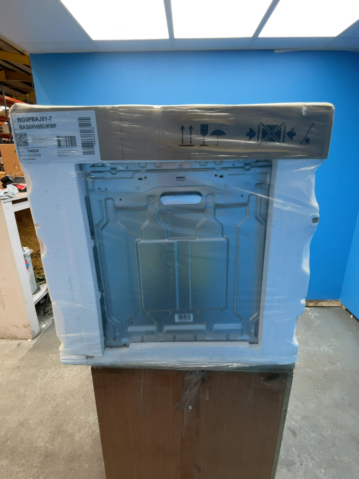 #GRC-164-700 - Hisense Hi8 BlackLine 60cm Electric Single Oven – 77L Capacity, Pyrolytic Self-Clean