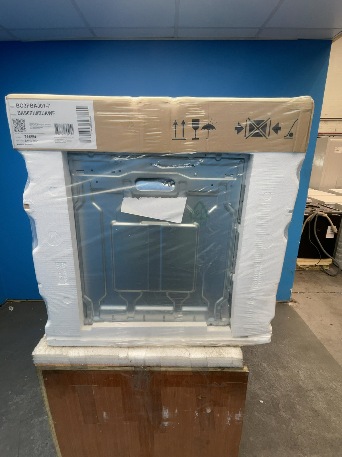 #GRC-164-700 - Hisense Hi8 BlackLine 60cm Electric Single Oven – 77L Capacity, Pyrolytic Self-Clean