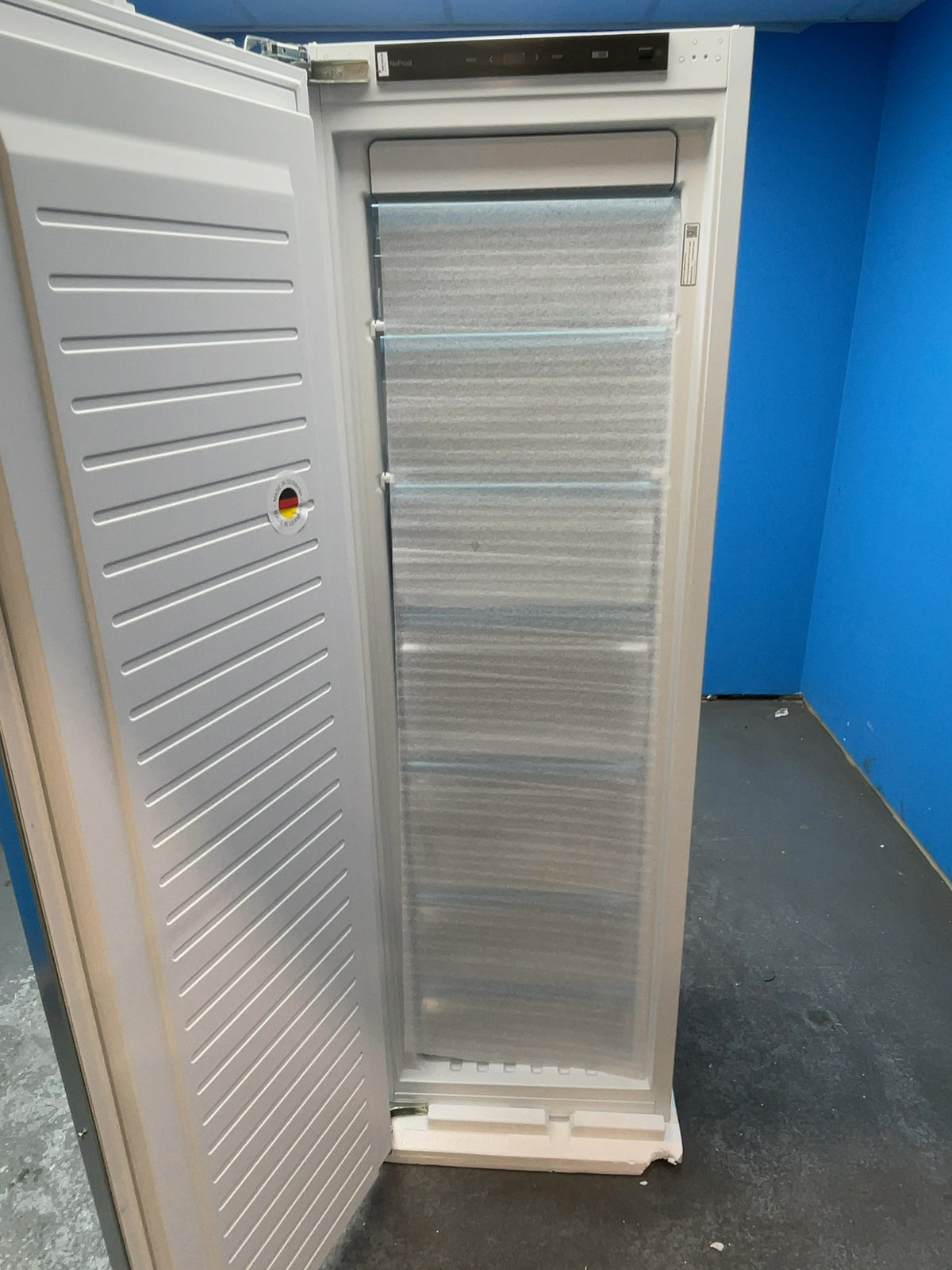 #GRC-164-735 - Bosch Serie 4 Built-In Upright Freezer – 212L, No Frost, VarioZone