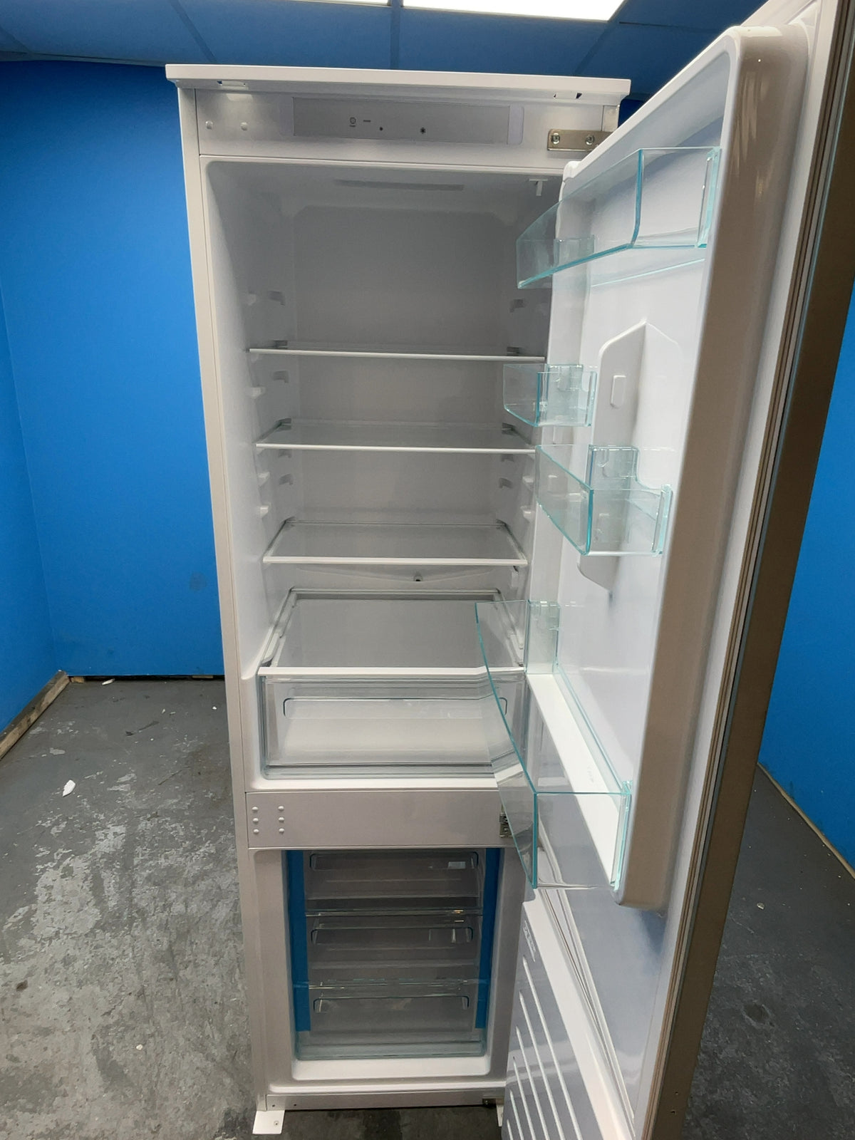 #GRC-165-079 - Baumatic 54cm Integrated 70/30 Fridge Freezer – 264L, White, Low Frost