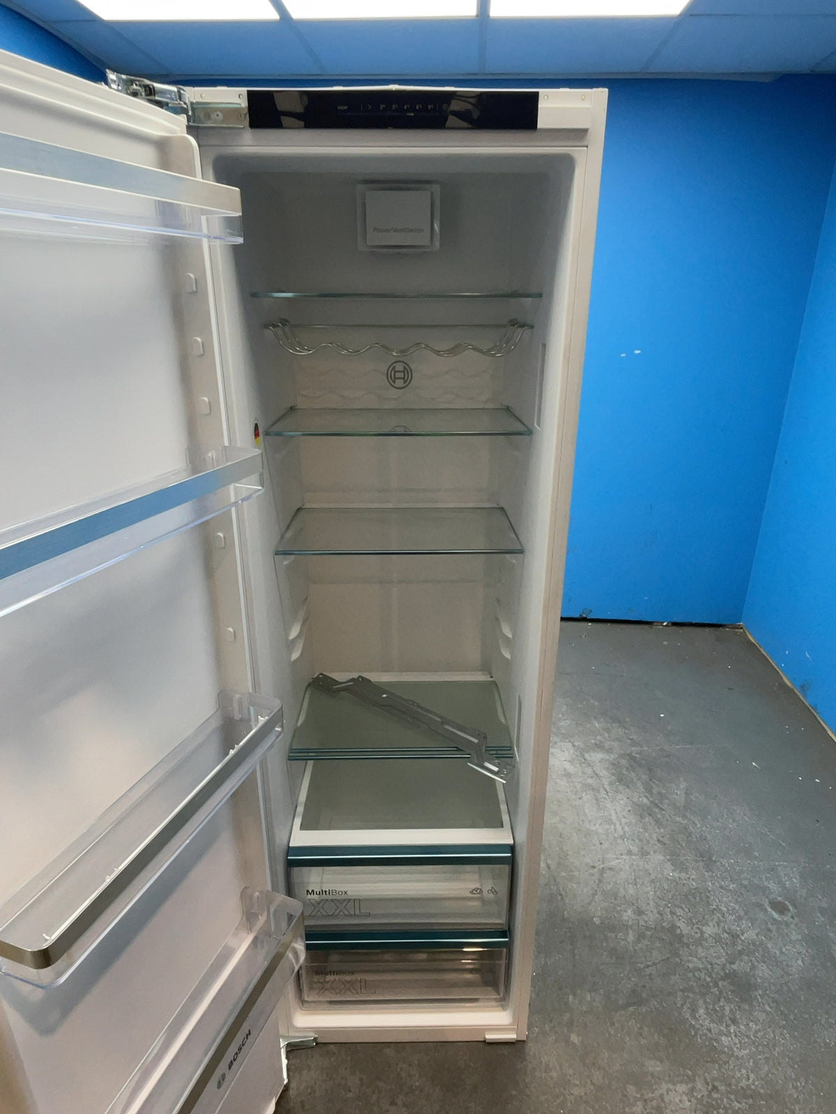 #GRC-165-325 - Bosch 54cm Integrated Tall Larder Fridge – 310L Capacity, MultiBox, SuperCooling