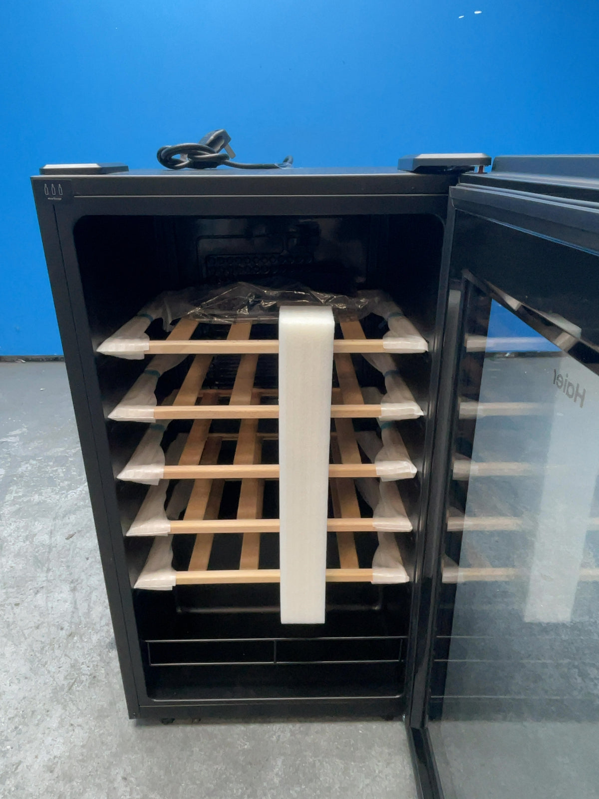 #GRC-165-446 - Haier Wine Bank 50 Series 3 34 Bottle Wine Cooler – hOn App, Anti-Vibration