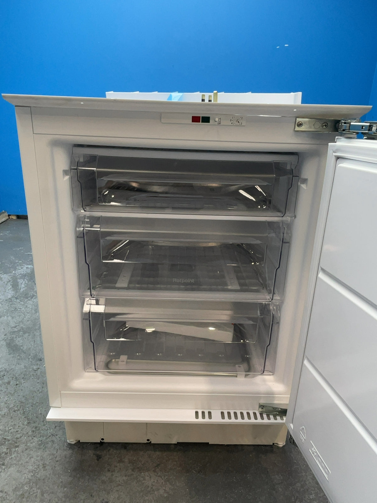 #GRC-165-728 - Hotpoint Integrated Undercounter Freezer – 91L Capacity, Low Frost, Fixed Hinge