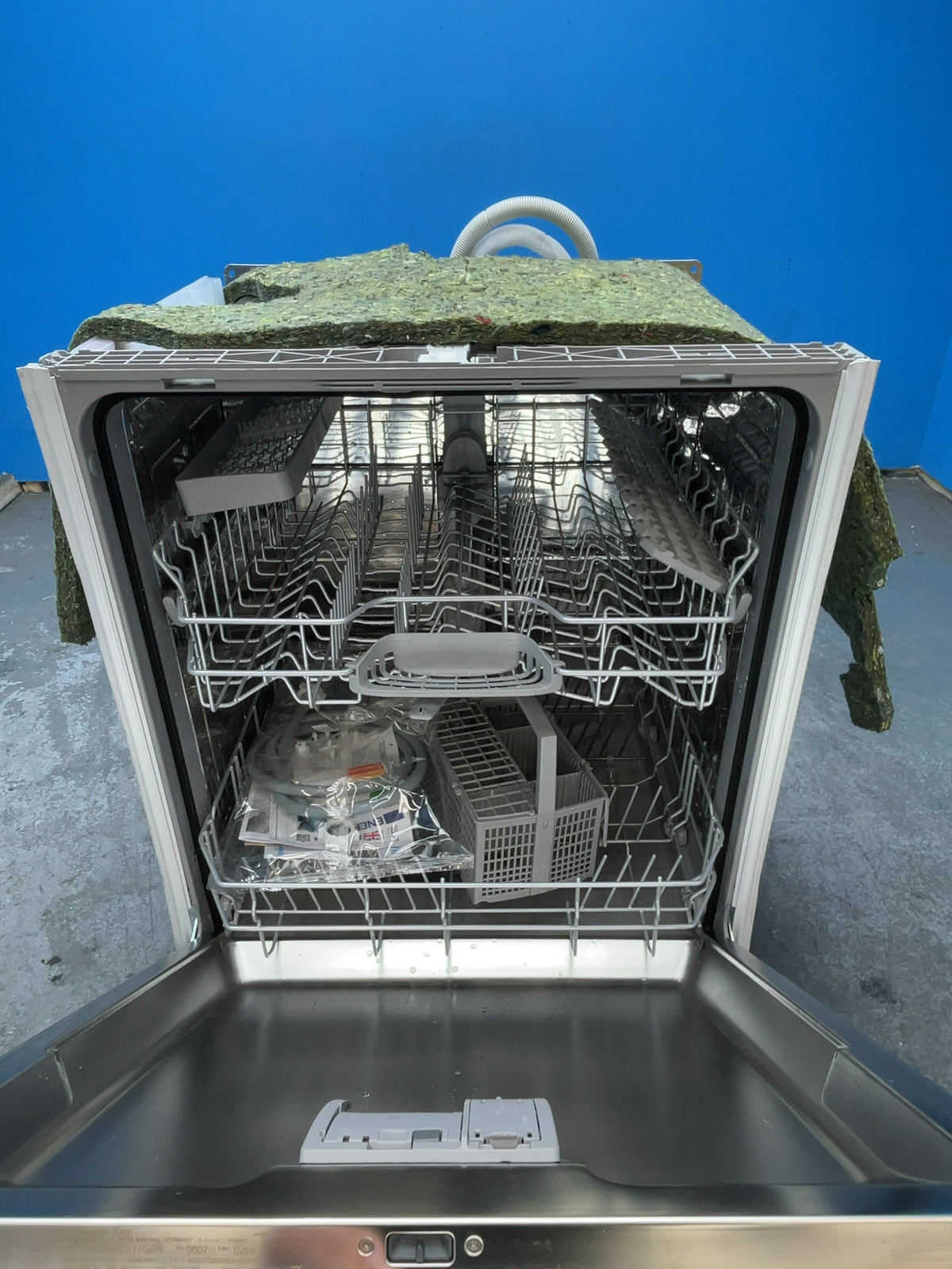 #GRC-165-772 - Bosch Series 4 Integrated Dishwasher – 13 Place Settings, VarioHinge, Home Connect