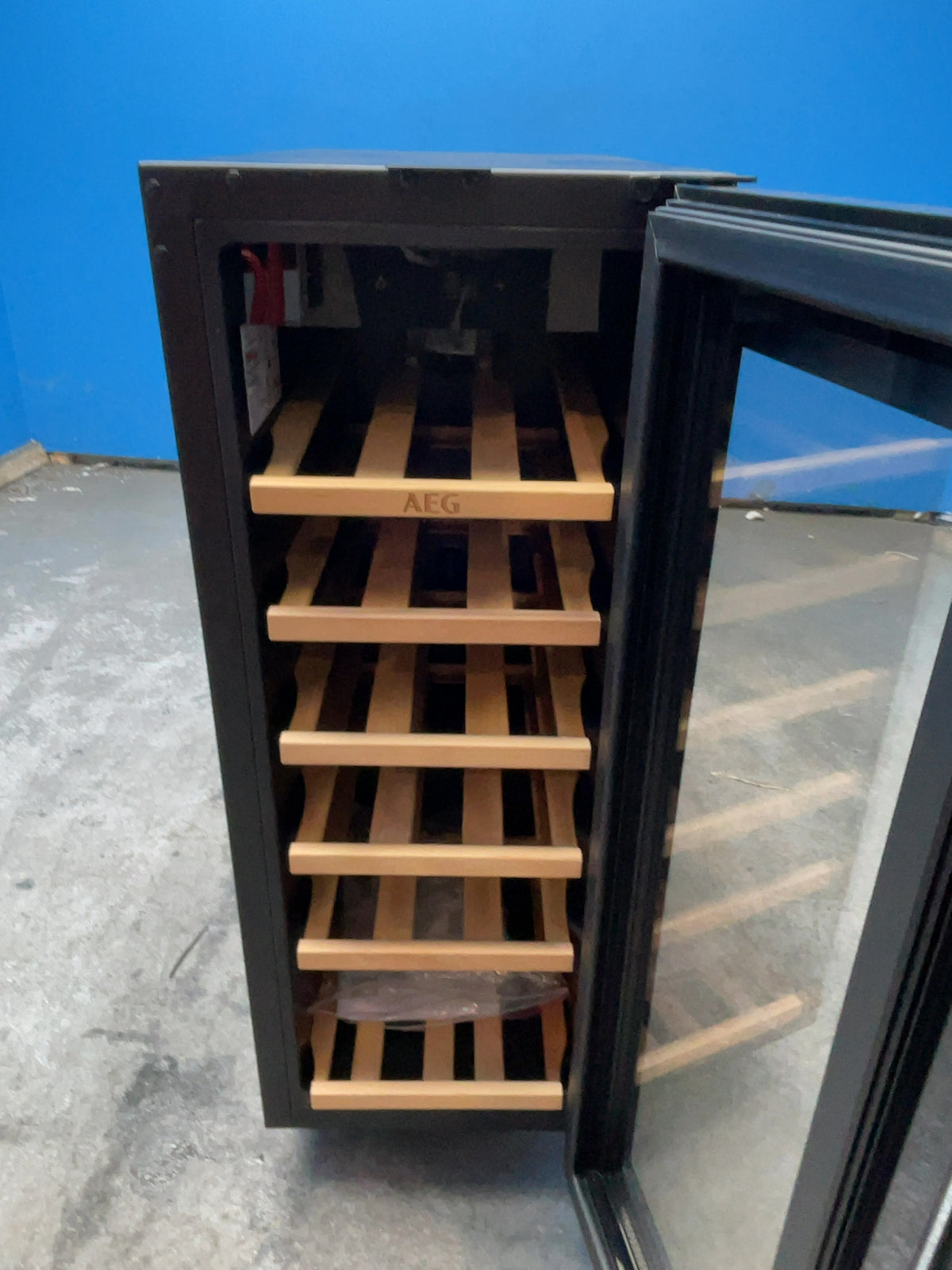 #GRC-166-117 - AEG 5000 30cm Built In Wine Cooler – 20 Bottles, Single Zone, Black Glass