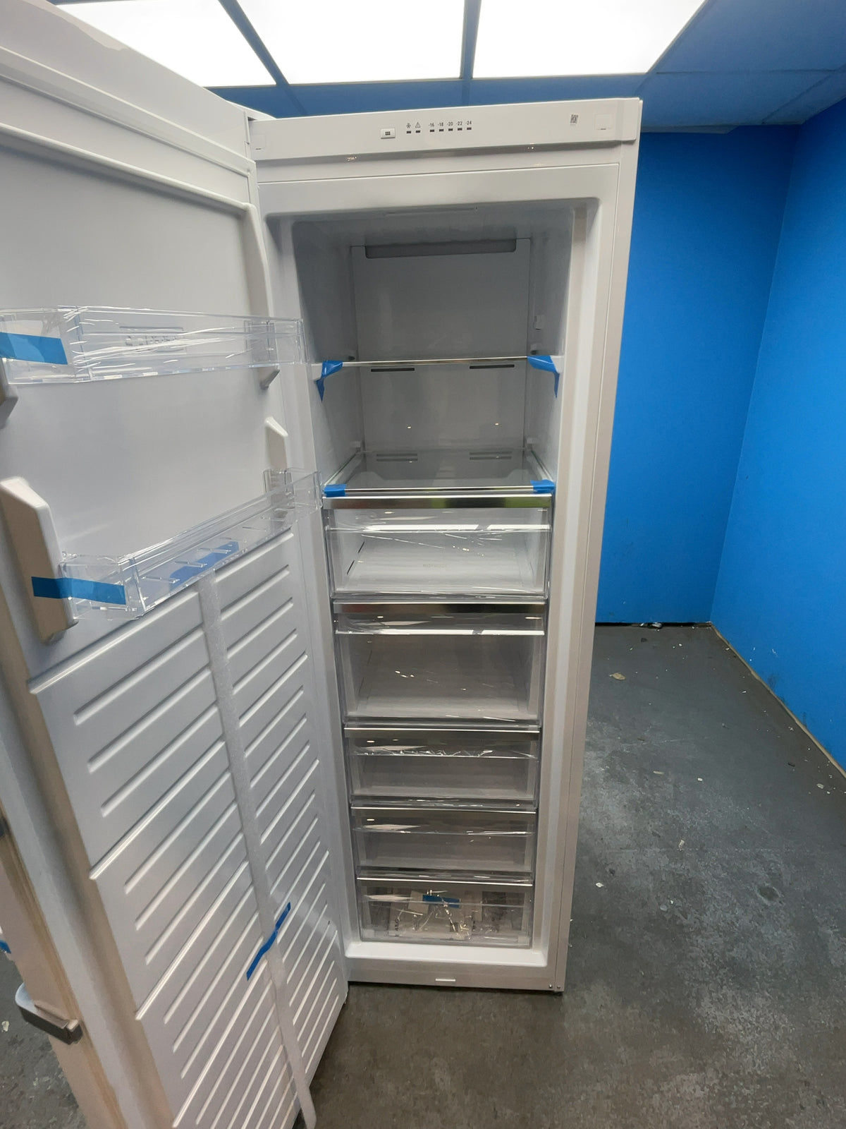 #GRC-166-118 - AEG 7000 Series 278L Upright Freezer – NoFrost MultiFlow, White