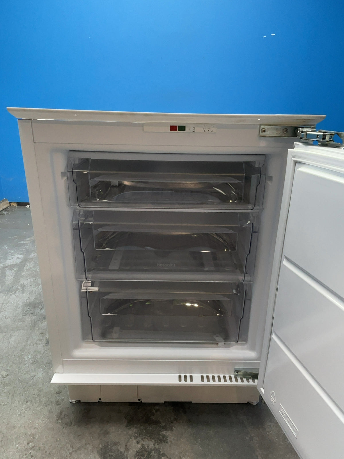 #GRC-166-402 - Hotpoint Integrated Undercounter Freezer – 91L Capacity, Low Frost, Fixed Hinge