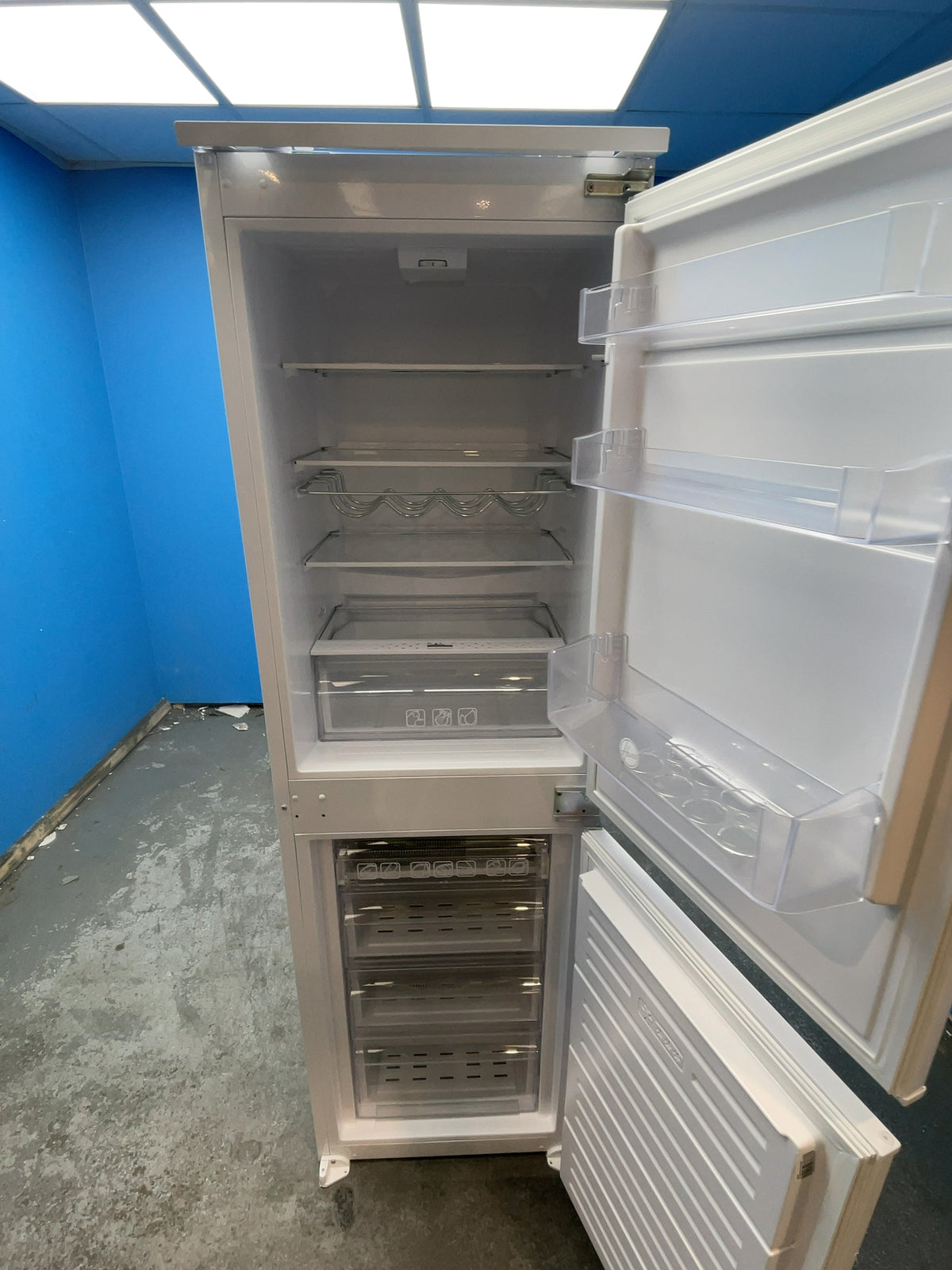 #GRC-166-552 - Hoover Integrated 50/50 Fridge Freezer – 240L Capacity, Sliding Hinge, LED Lighting, White
