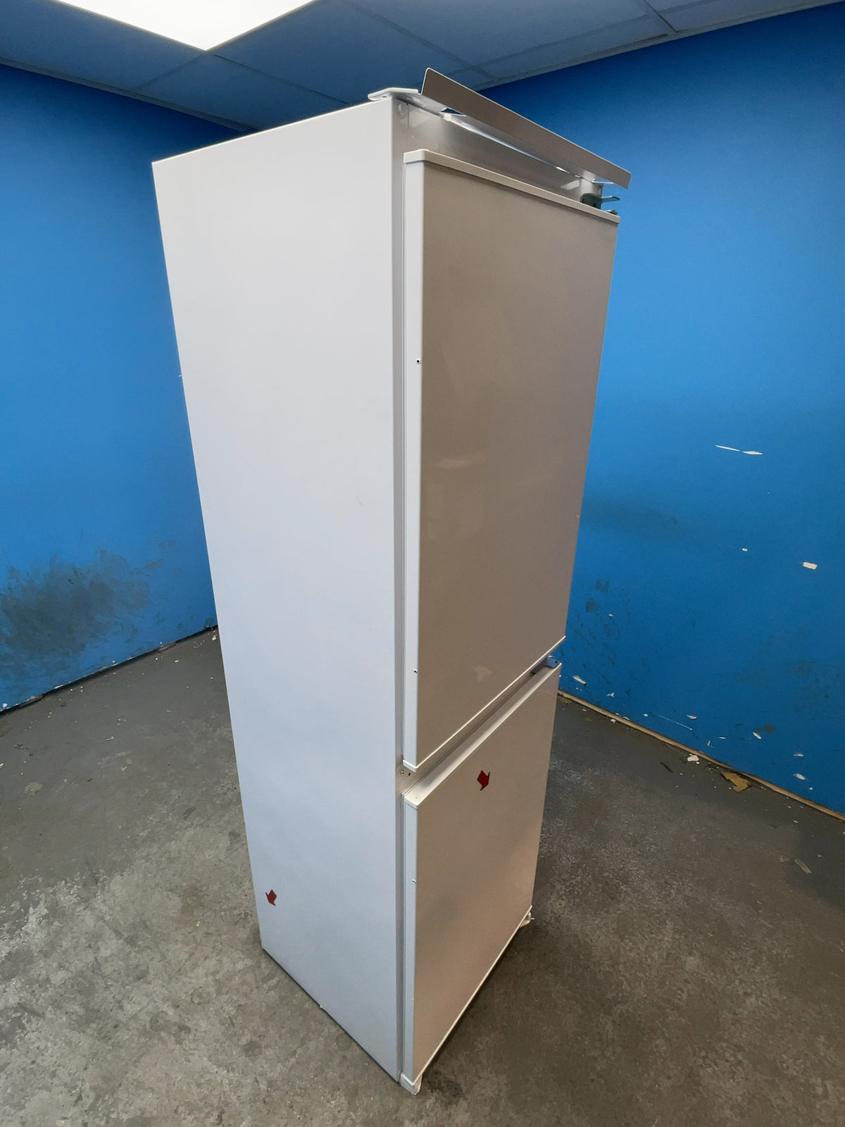 #GRC-166-552 - Hoover Integrated 50/50 Fridge Freezer – 240L Capacity, Sliding Hinge, LED Lighting, White