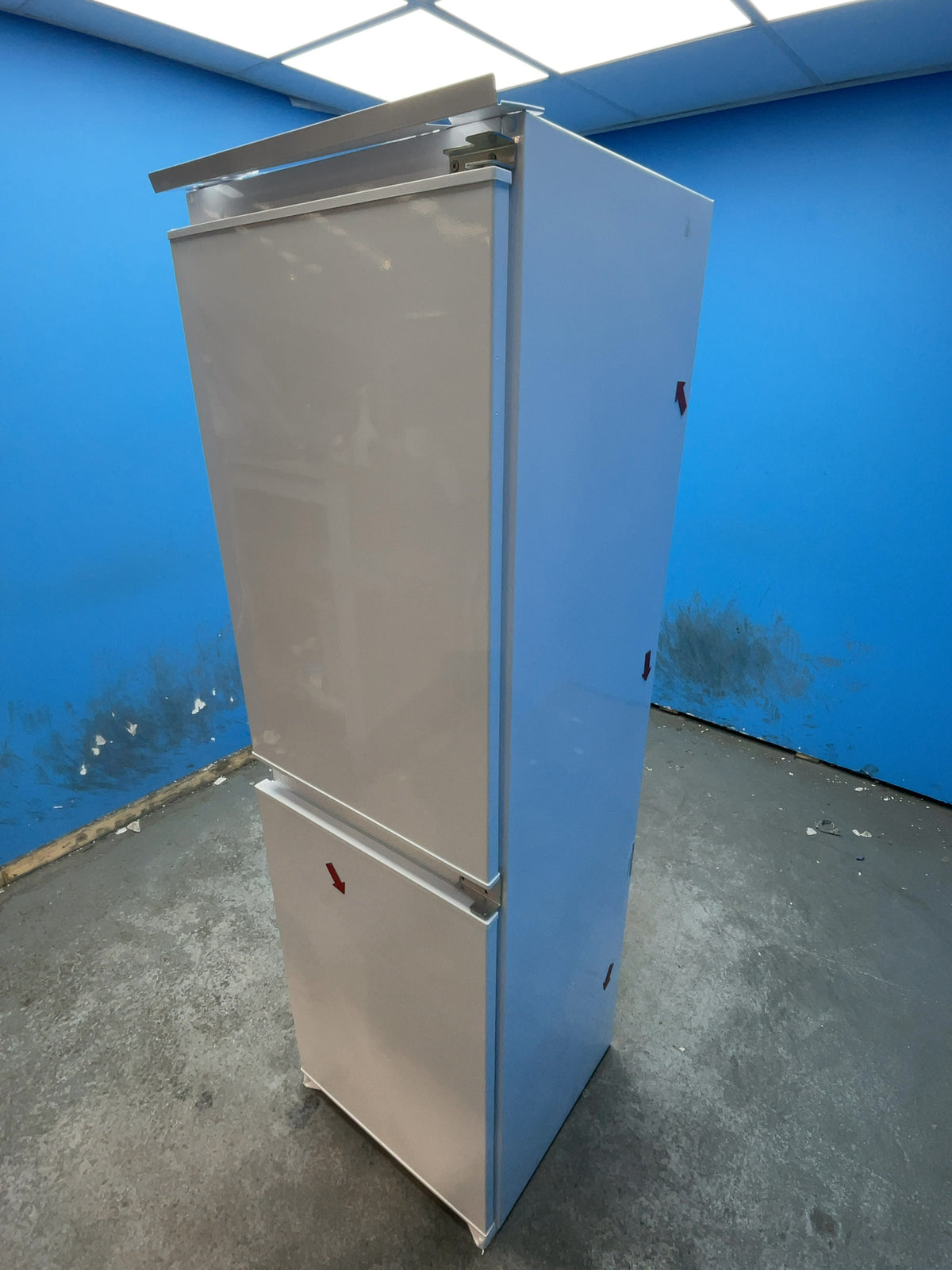 #GRC-166-552 - Hoover Integrated 50/50 Fridge Freezer – 240L Capacity, Sliding Hinge, LED Lighting, White