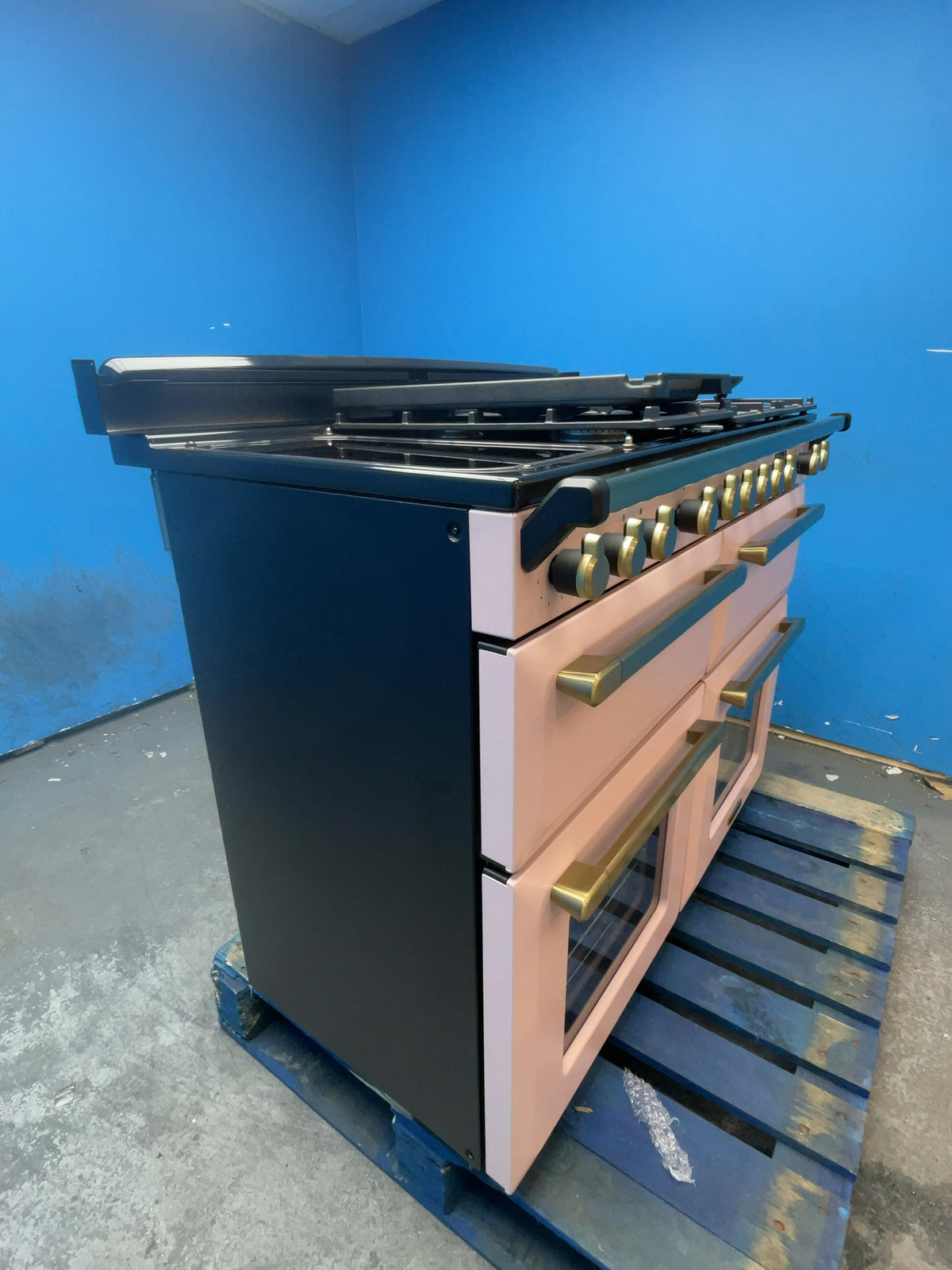 #GRC-166-777 - Rangemaster Estel Deluxe 110cm Range Cooker – Dual Fuel, 5 Burner Gas Hob, Pale Pink & Brass