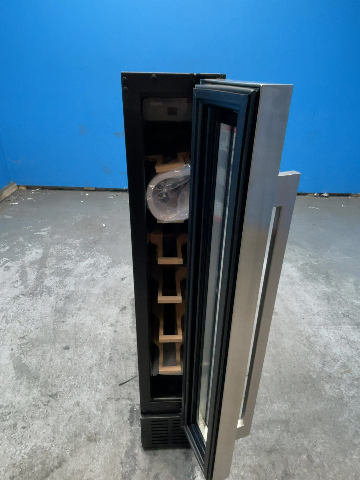 #GRC-167-715 - Hoover H-Wine 300 7 Bottle Slim Wine Cooler – hOn App, Vivino Integration
