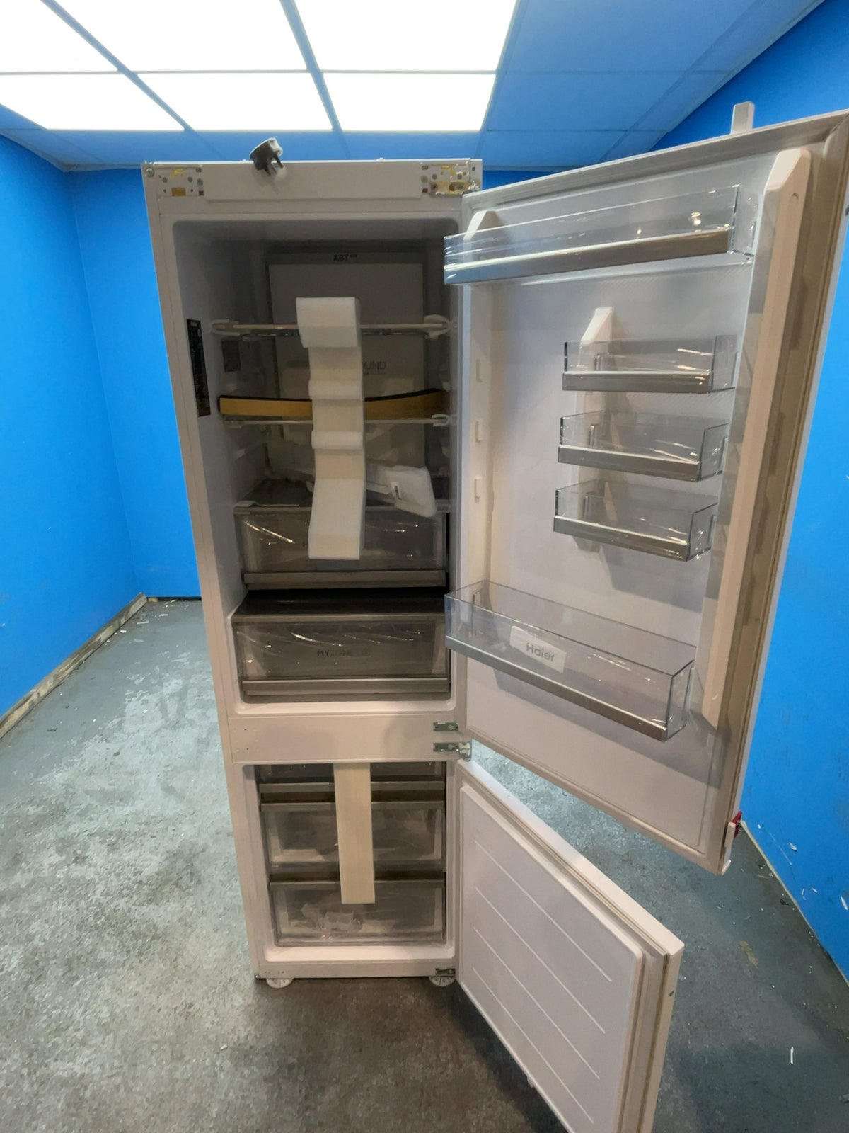 #GRC-167-847 - Haier 54cm Integrated 70/30 Fridge Freezer – 268L, White, Total No Frost
