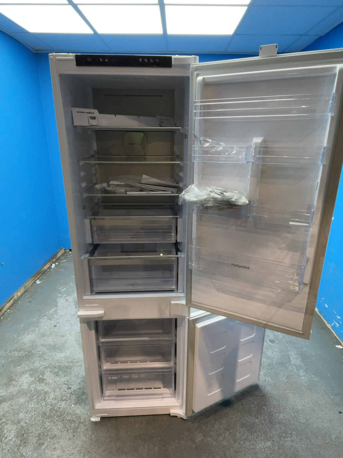 #GRC-169-090 - Hotpoint 54cm Integrated 70/30 Fridge Freezer – 270L, Dual No Frost