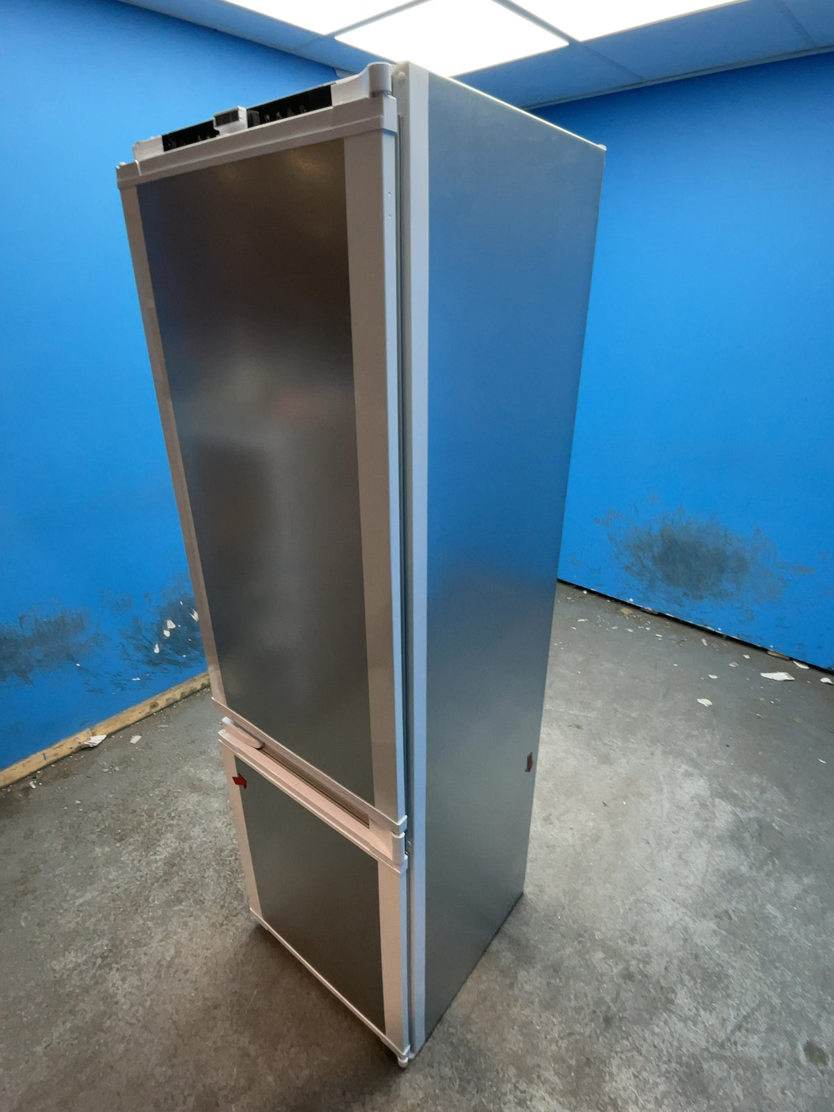 #GRC-169-090 - Hotpoint 54cm Integrated 70/30 Fridge Freezer – 270L, Dual No Frost