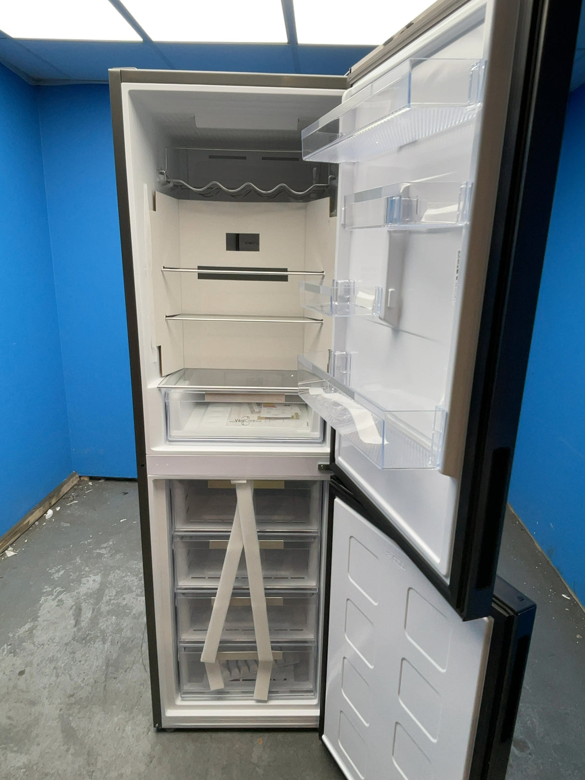 #GRC-169-092 - Hotpoint 60cm 50/50 Fridge Freezer – 317L, Total No Frost, Dark Inox