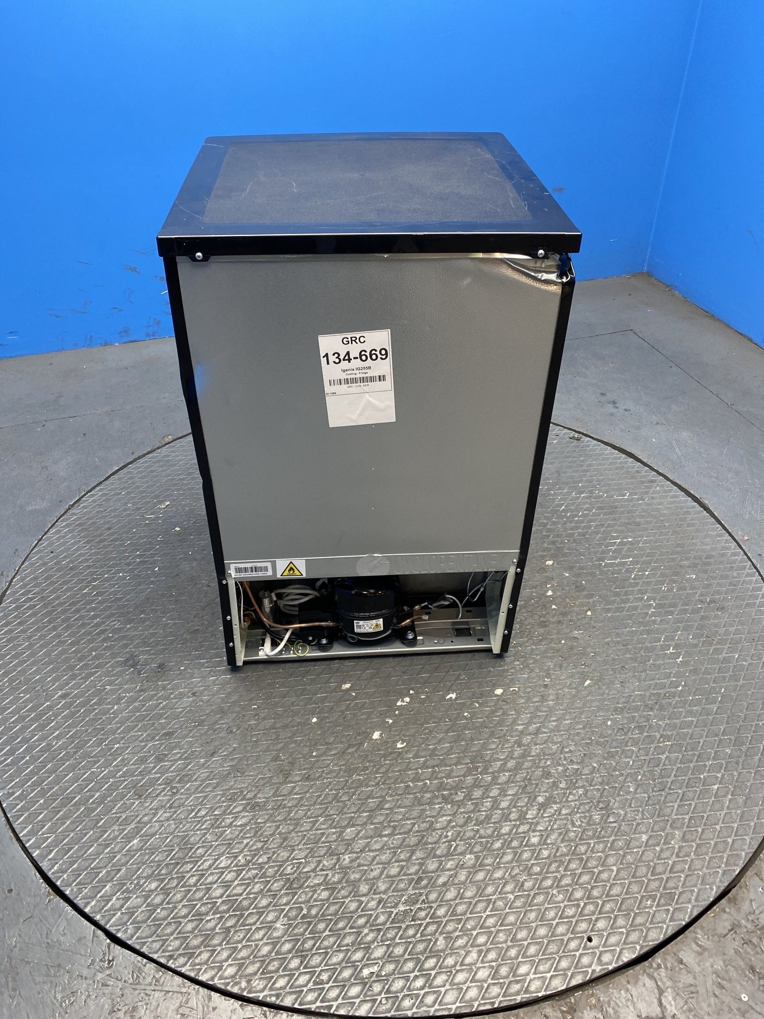 Igenix IG255B 136 Litre Under Counter Fridge