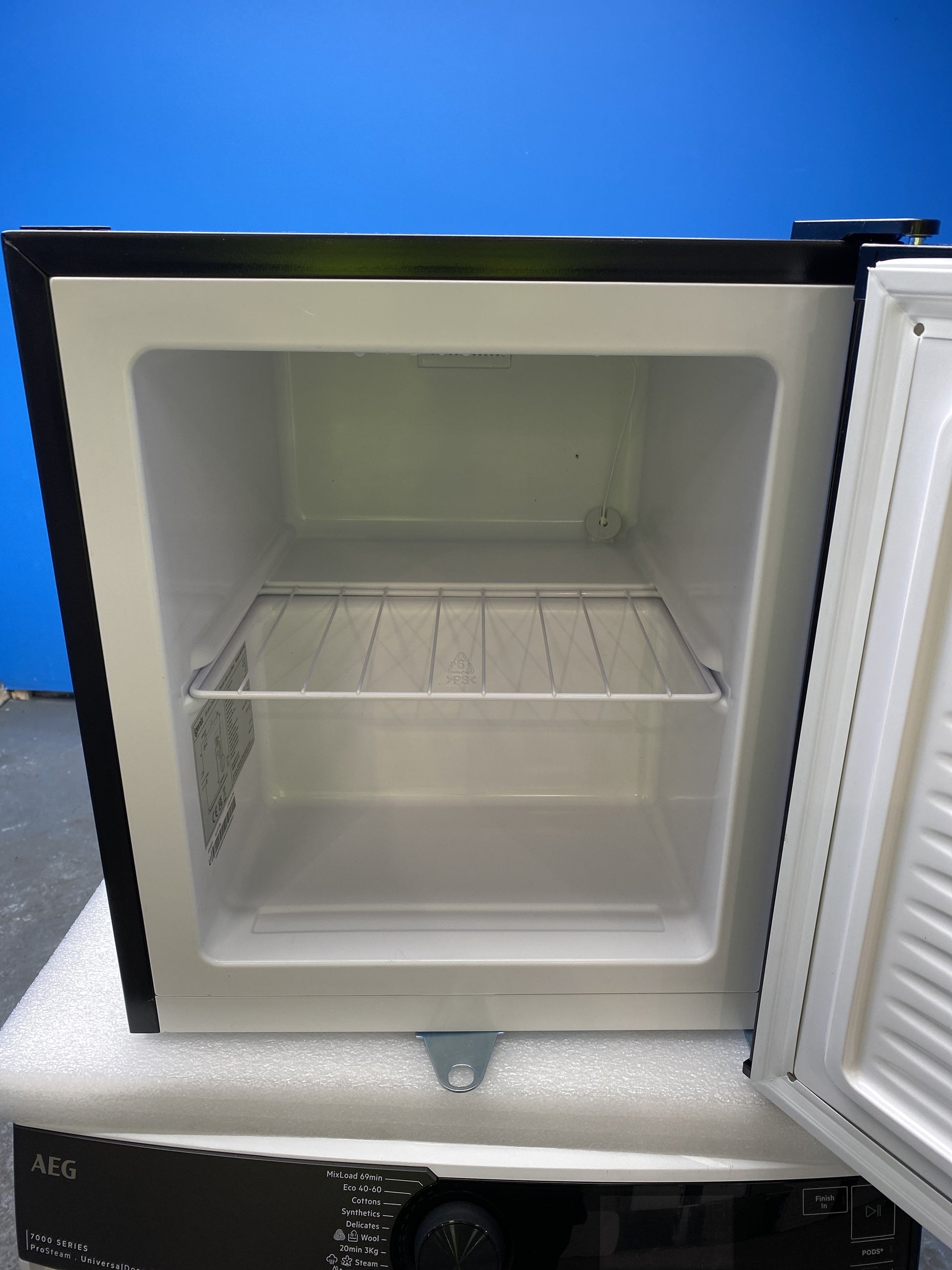 #GRC-153-379 - Igenix IG3751BL 33 Litre Table Top Lockable Mini Freezer