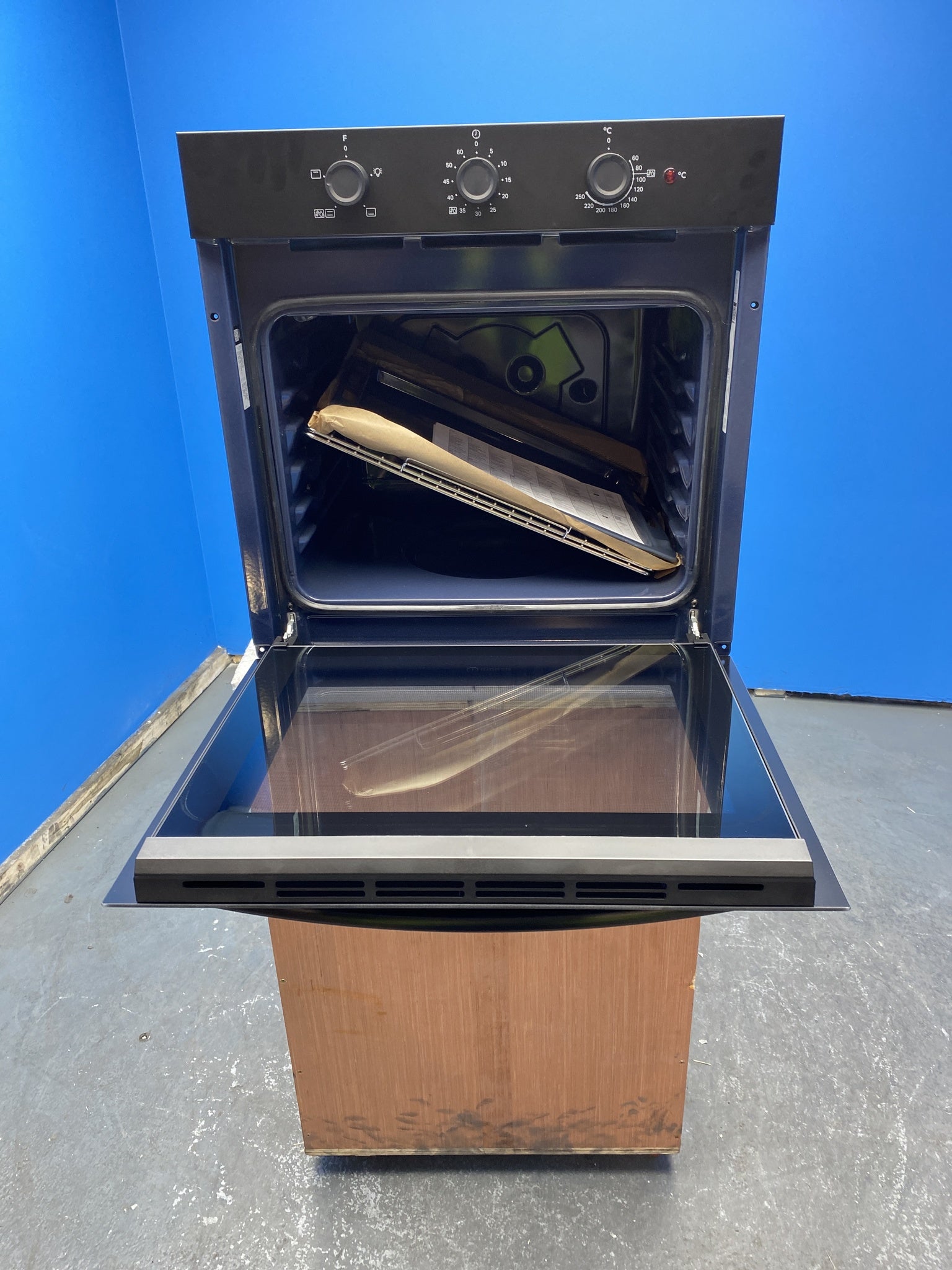 Indesit IO 232H B UK Built-in 71L Click and Clean Electric Oven