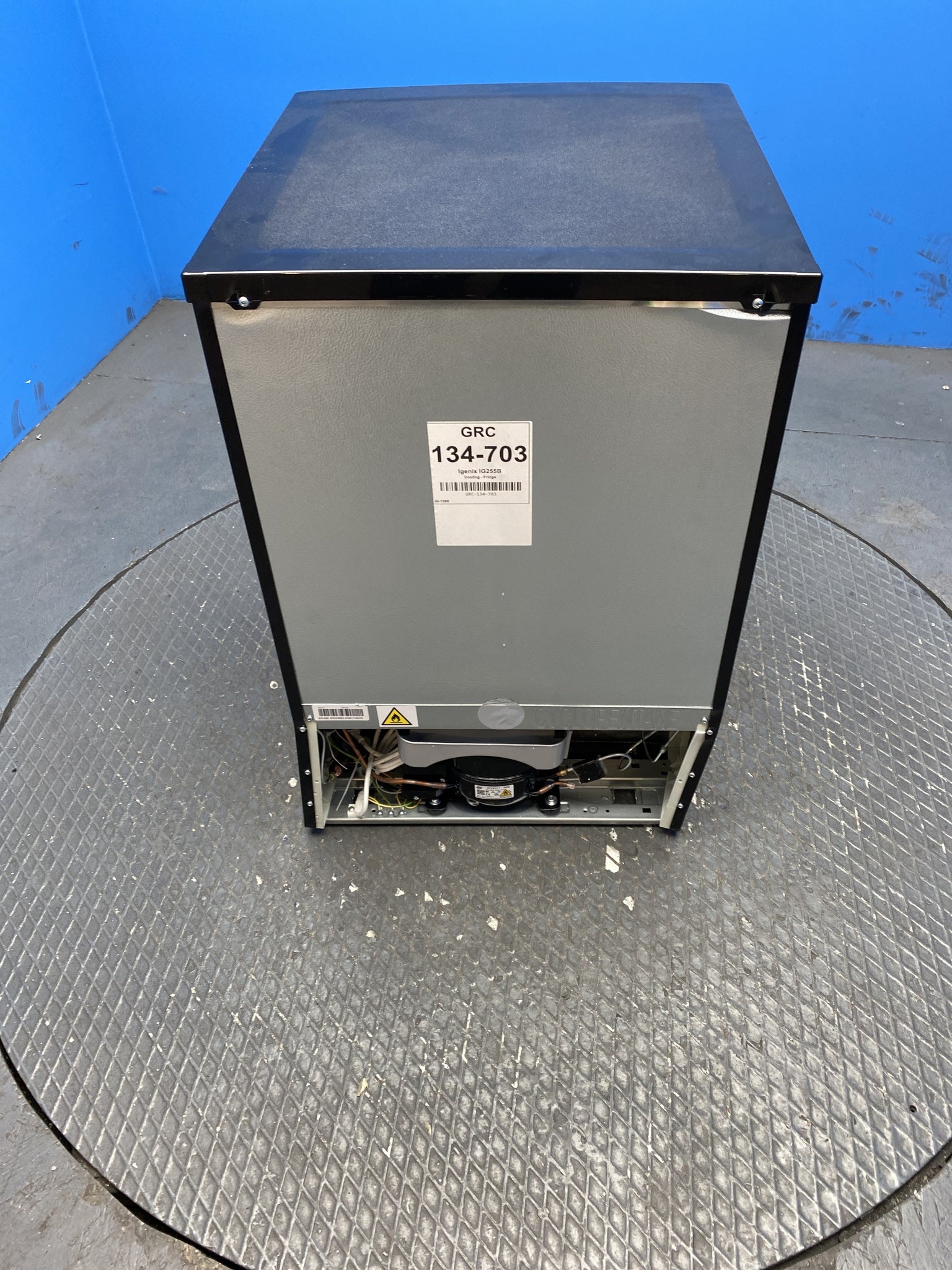 Igenix IG255B 136 Litre Under Counter Fridge