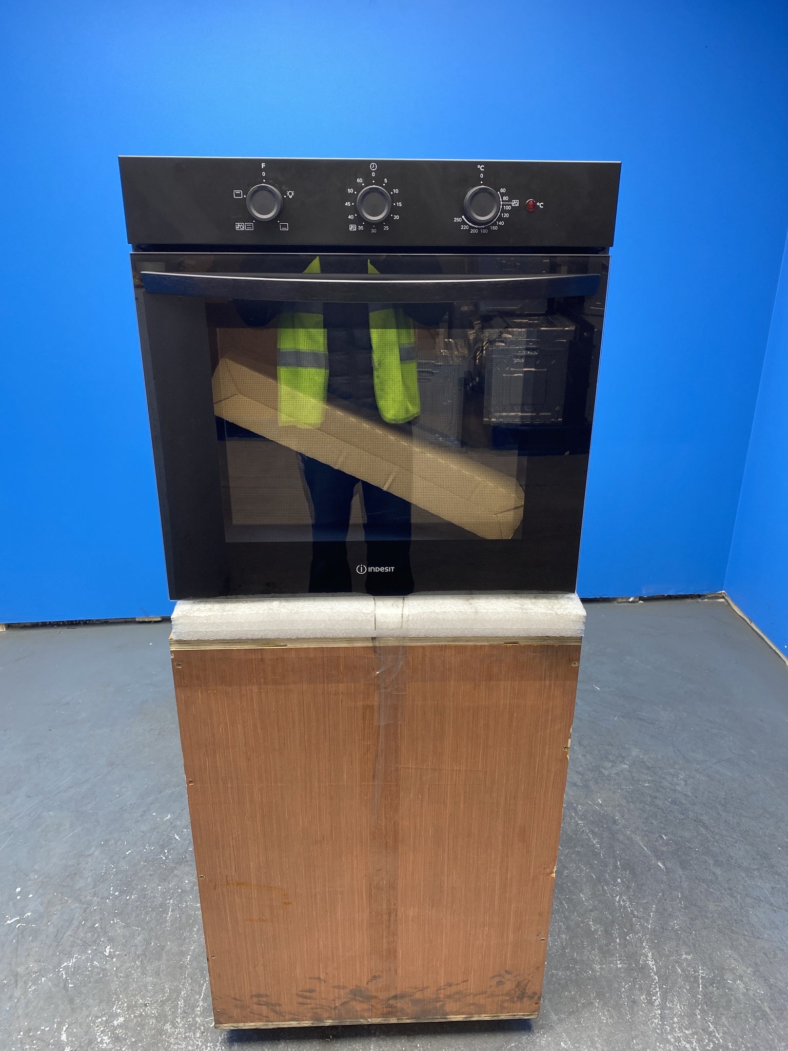 Indesit IO 232H B UK Built-in 71L Click and Clean Electric Oven